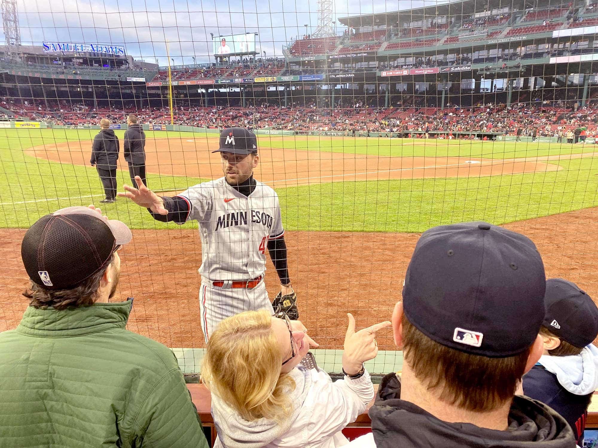 Édouard Julien a pris un moment pour saluer ses nombreux fans québécois, qui se sont rendus à Boston pour le voir en action, avant le match, mercredi.