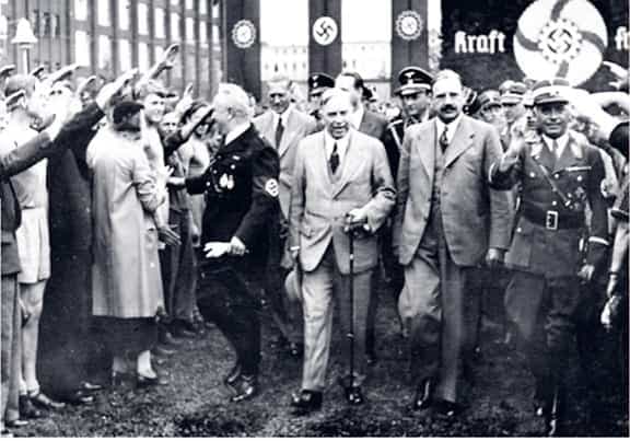 Des Allemands saluent King accompagné d’officiels nazis, à Berlin, en 1937.