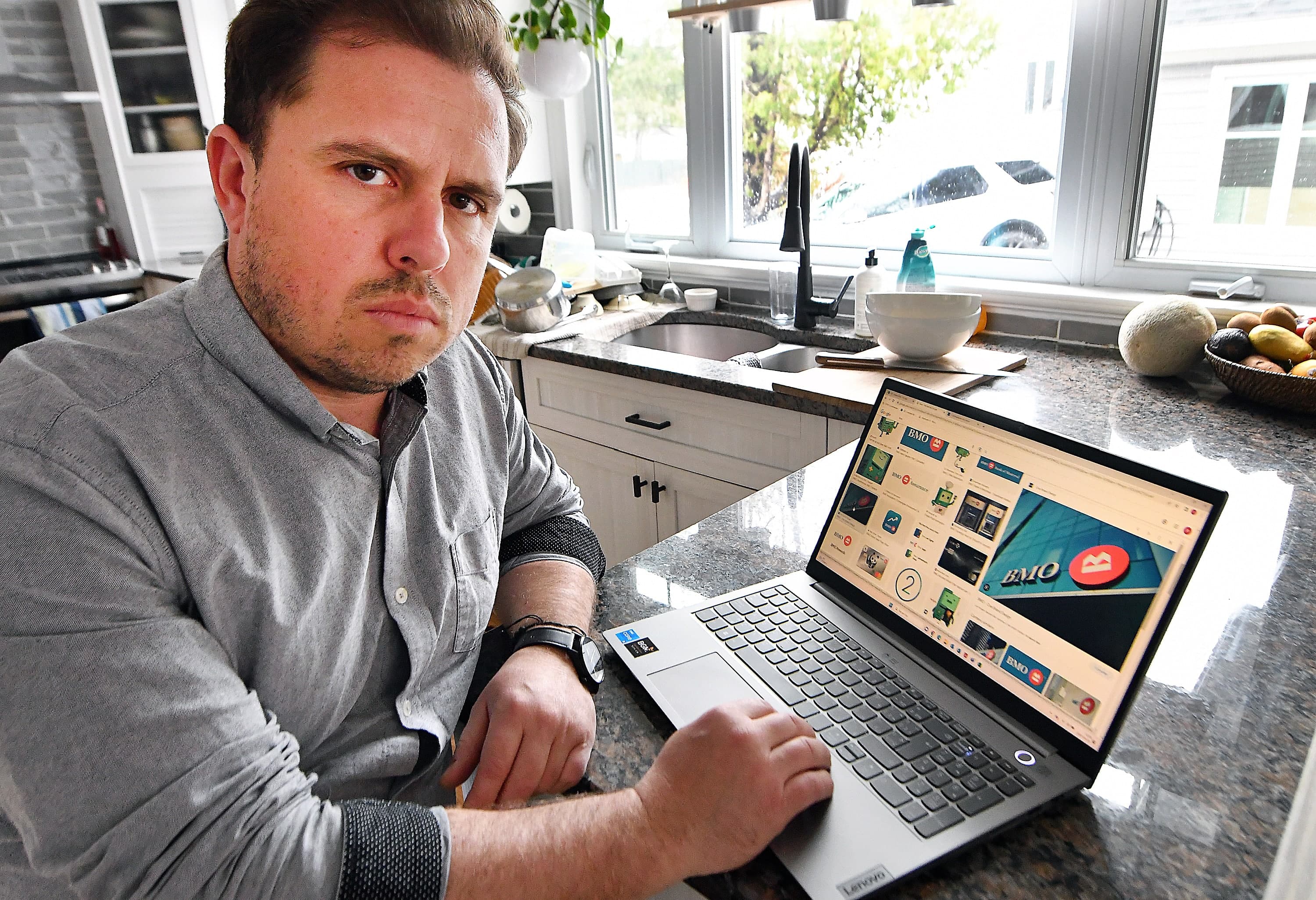 Philippe Simoneau a été victime d'une fraude de 10 000 $ et la banque de Montréal BMO refuse de le rembourser. Photo prise le mardi 25 avril 2023.
PHOTO RENÉ BAILLARGEON/AGENCE QMI