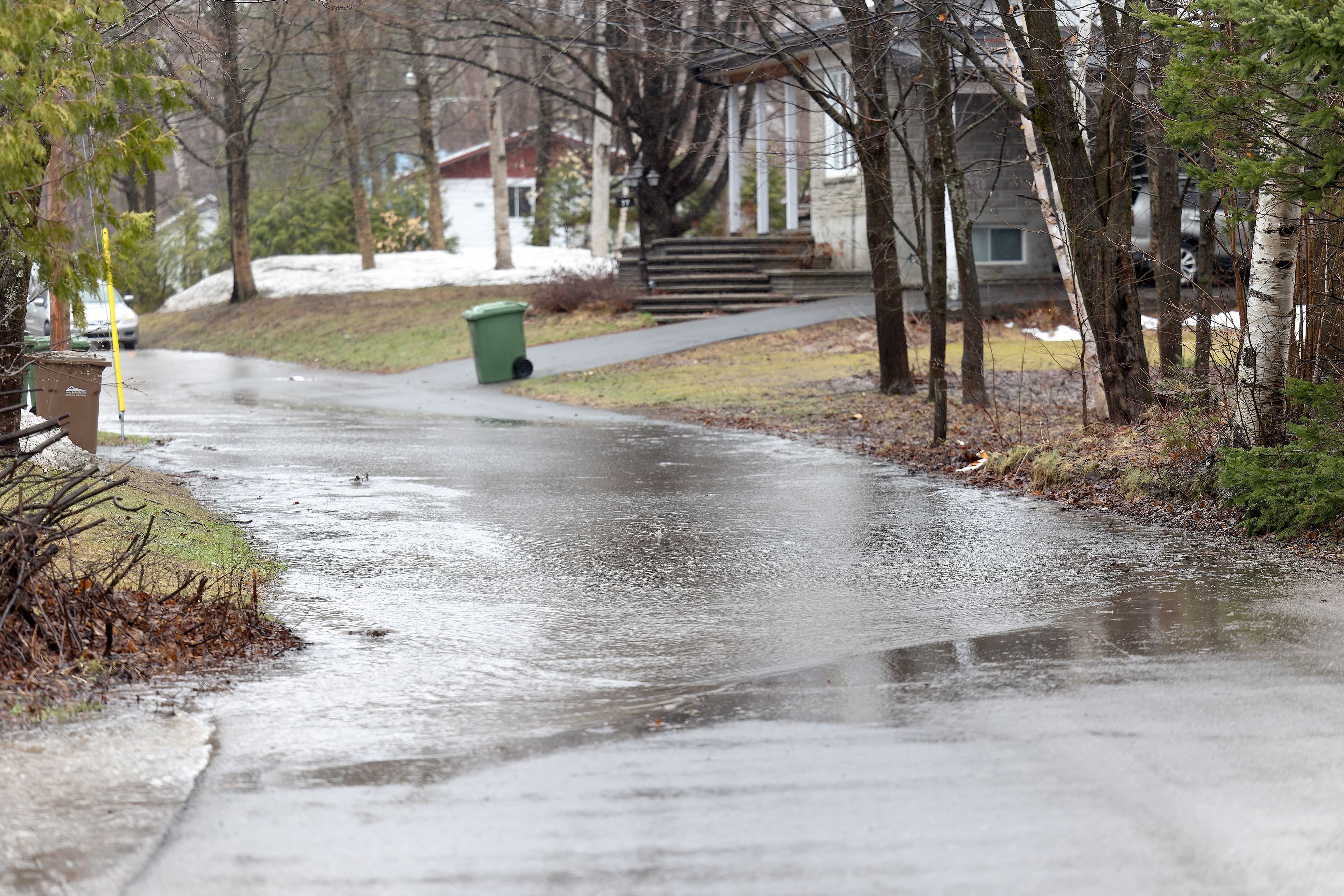 En une heure, l’eau de la rivière s’est avancée sur la rue des Érables sur une distance d’environ 50 mètres.
