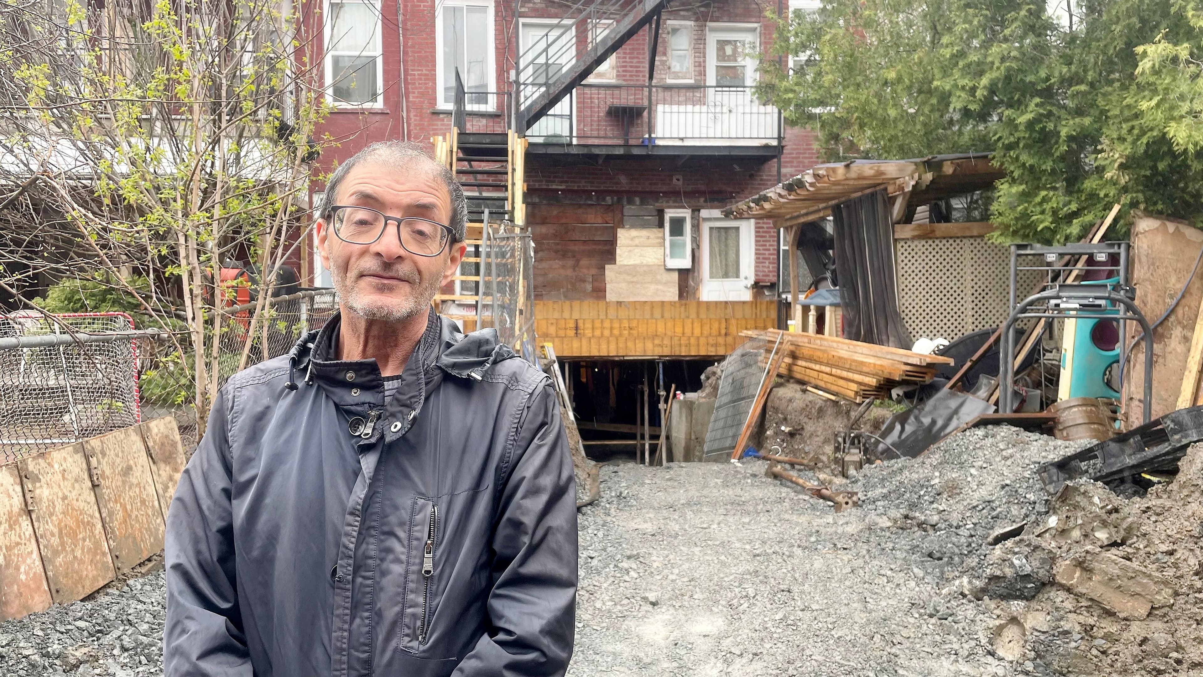 Rachid Benzai a été évacué d'urgence avec sa femme et leur quatre enfant, le samedi 29 avril, après que des travaux d'excavation lancés par leur propriétaire qui tente de les évincer endommagent la structure de l'immeuble dans lequel ils vivent depuis 19 ans.