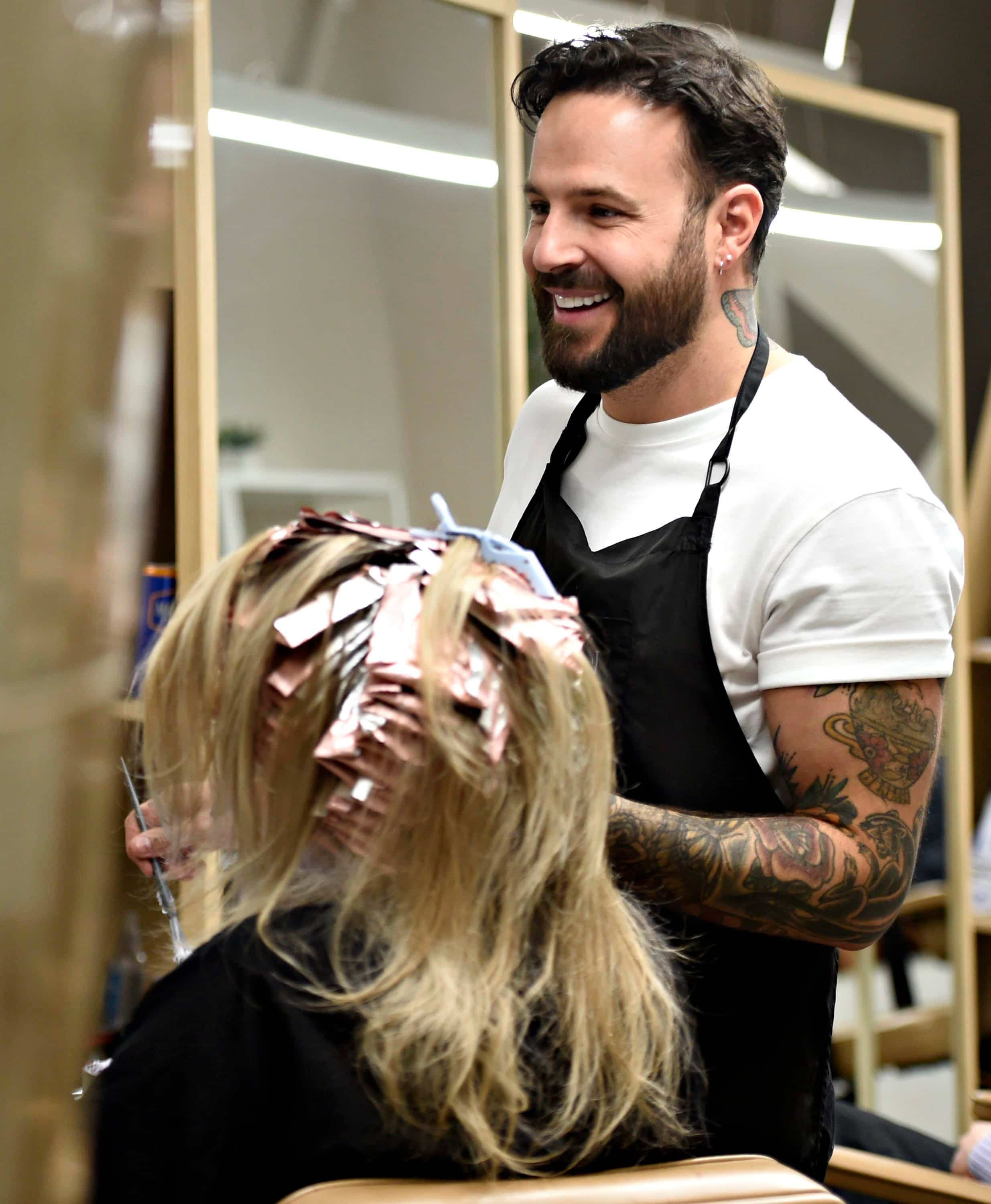 Le coiffeur Marcus Villeneuve révèle que sa popularité sur les réseaux sociaux a fait mousser celle de son salon de coiffure de Québec de près de 80%.