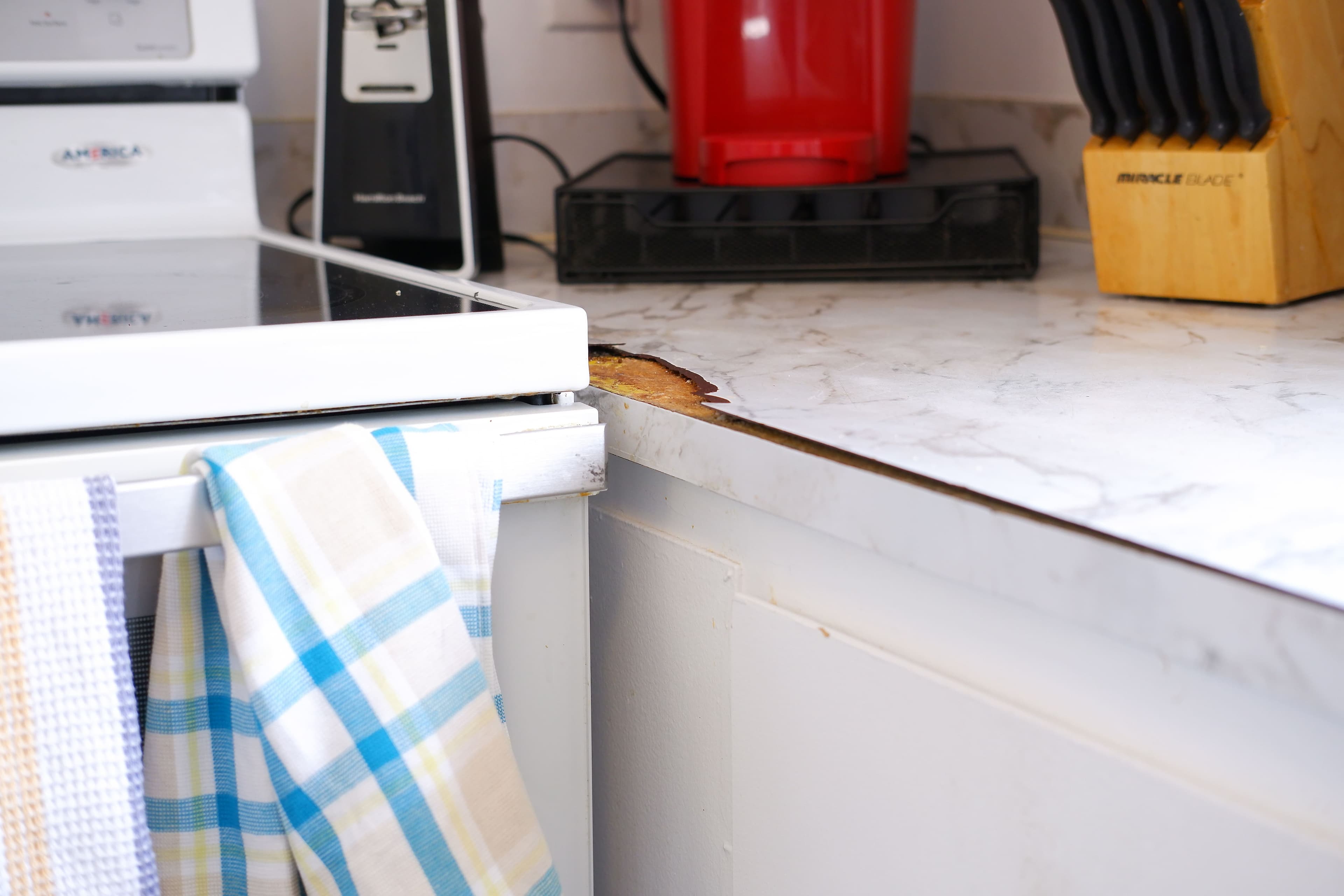 Depuis que Mme Caron a emménagé dans son logement il y a 28 ans, aucun travaux de rénovation ont été faits dans la cuisine, qui aurait besoin d'un bon rafraîchissement et d'un nouveau comptoir.