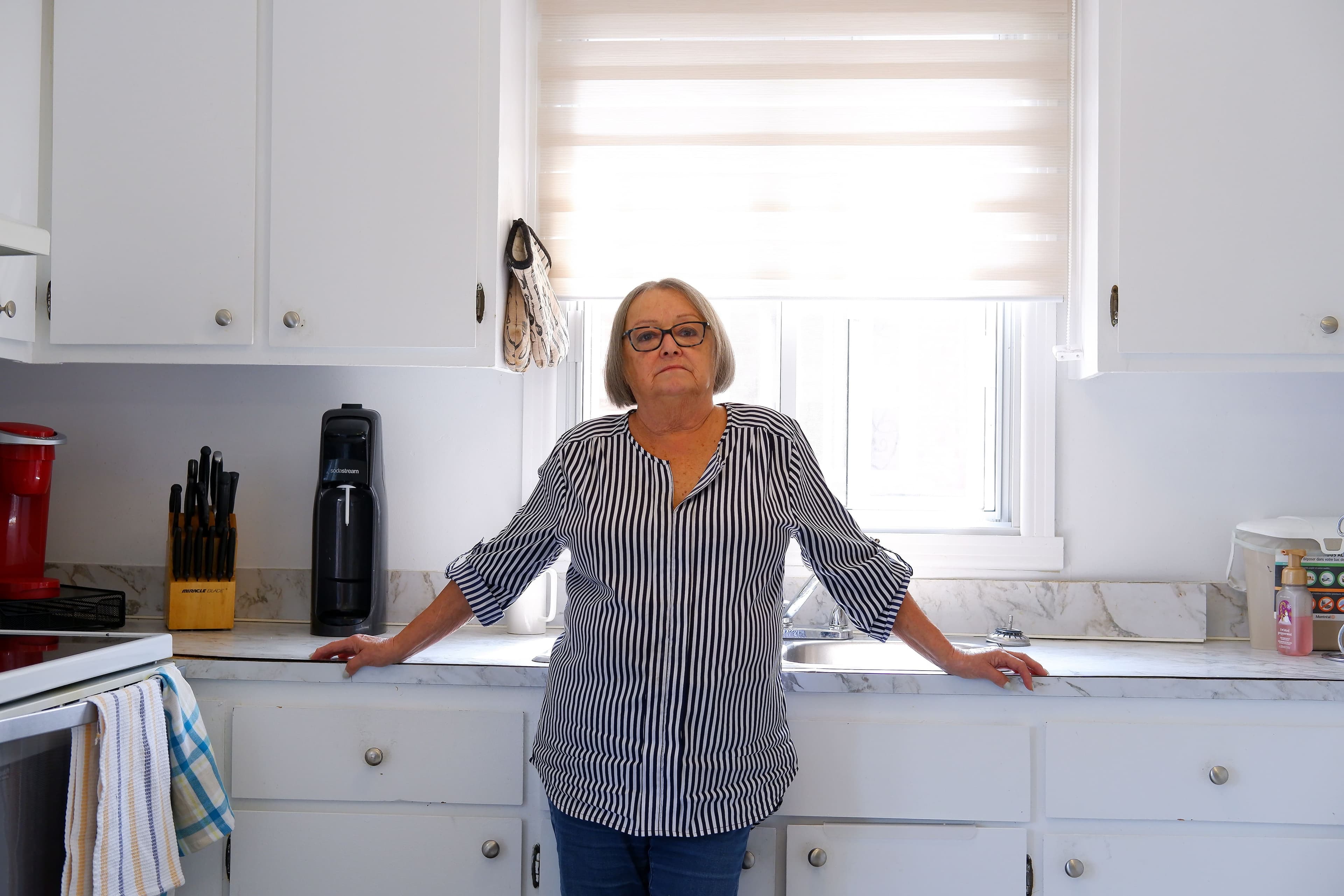 Denise Caron, 73 ans, vit dans son logement depuis 28 ans et est menacée d'évictions depuis trois ans par le fils de son propriétaire, maintenant décédé.
