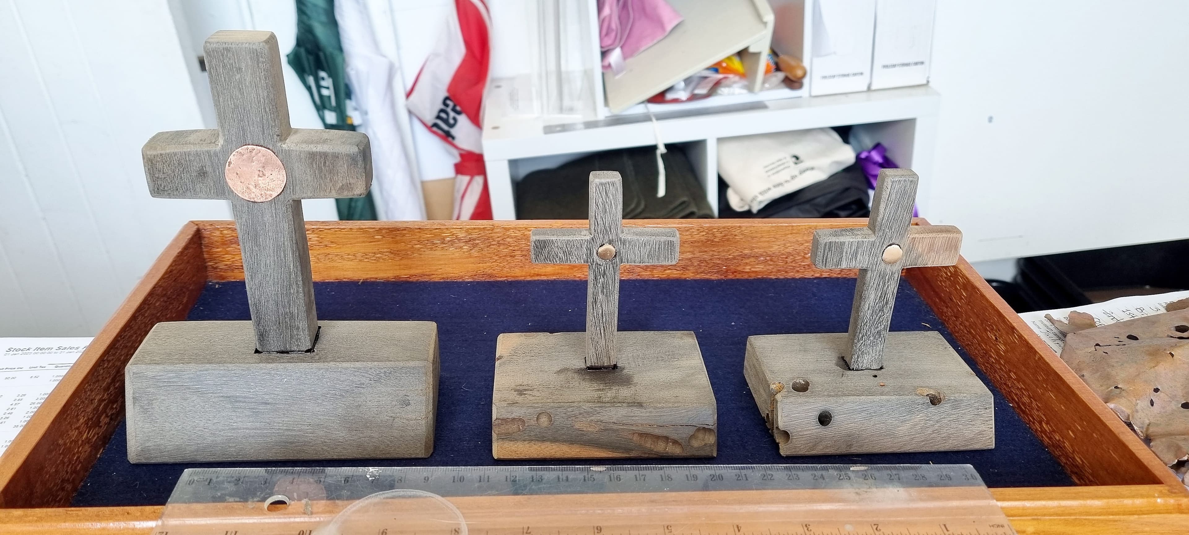 Croix construites à partir de l’épave du navire des patriotes.