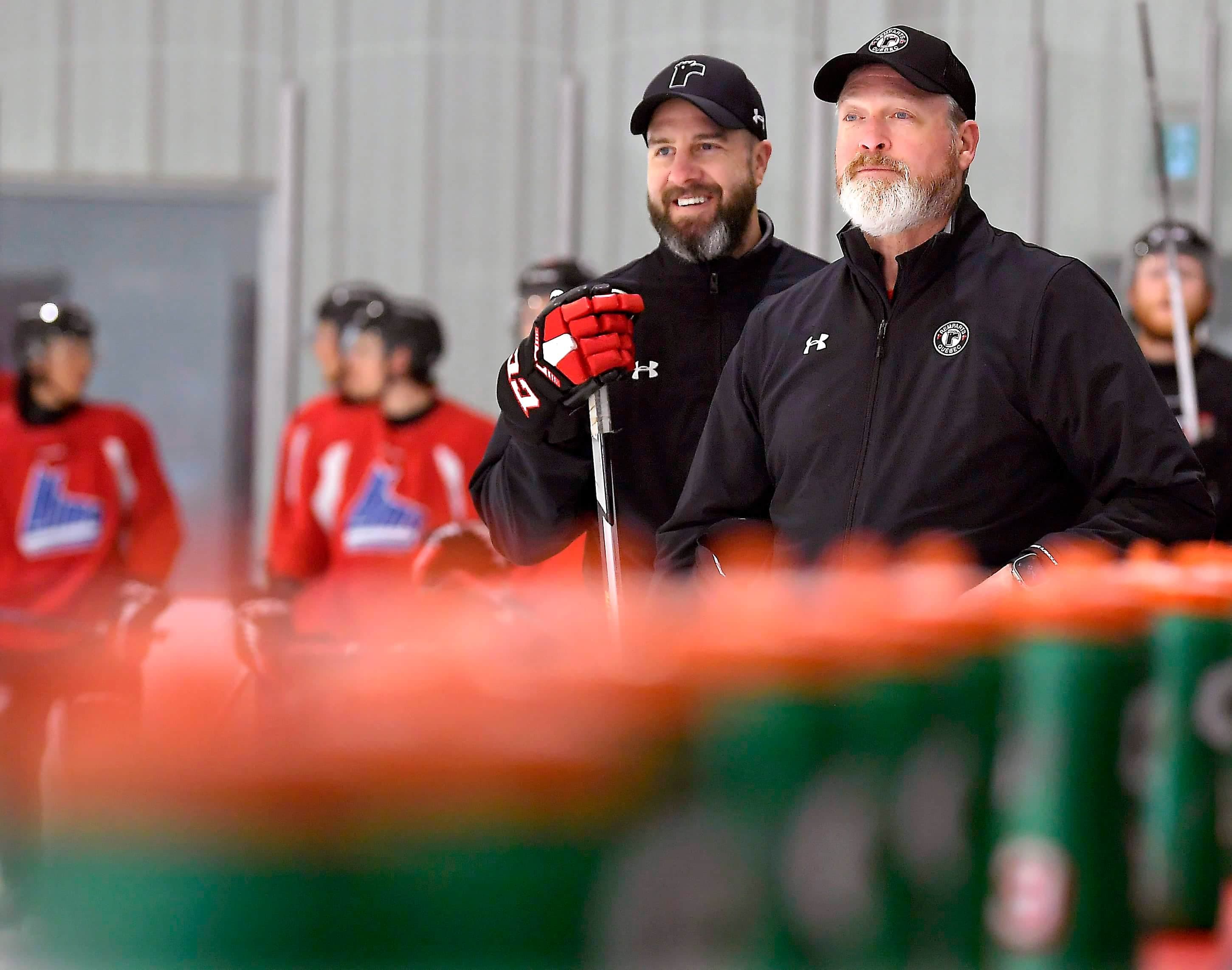 Simon Gagné et Patrick Roy lors d'un entraînement, en début de saison.