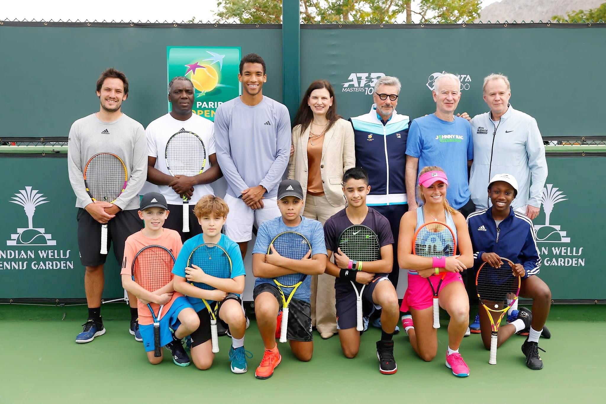 Des jeunes de l'Académie Aliassime ont fait le déplacement au Masters de tennis d'Indian Wells, en mars 2023, pour le lancement du programme Team BNP Paribas Jeunes Talents Aliassime. À l'arrière-plan, l'on retrouve notamment Pierre Guegan, Sam Aliassime, Félix Auger-Aliassime, ainsi que, tout à droite, John et Patrick McEnroe.
