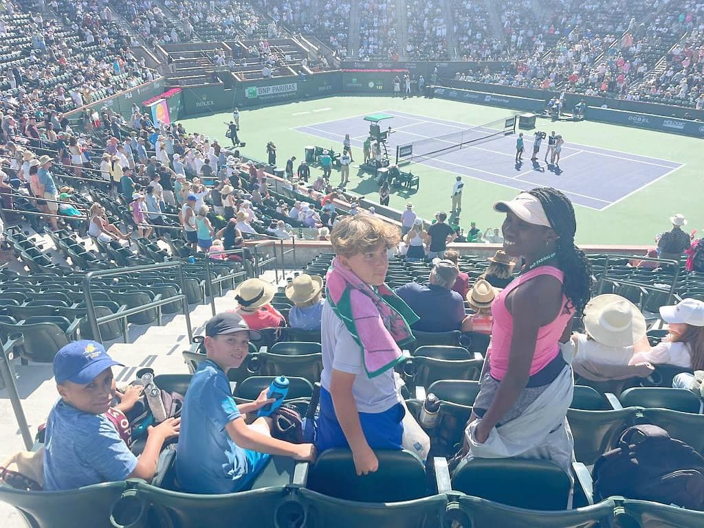 Des jeunes de l'Académie Aliassime assistent à un match au Masters de tennis d'Indian Wells, en mars 2023.