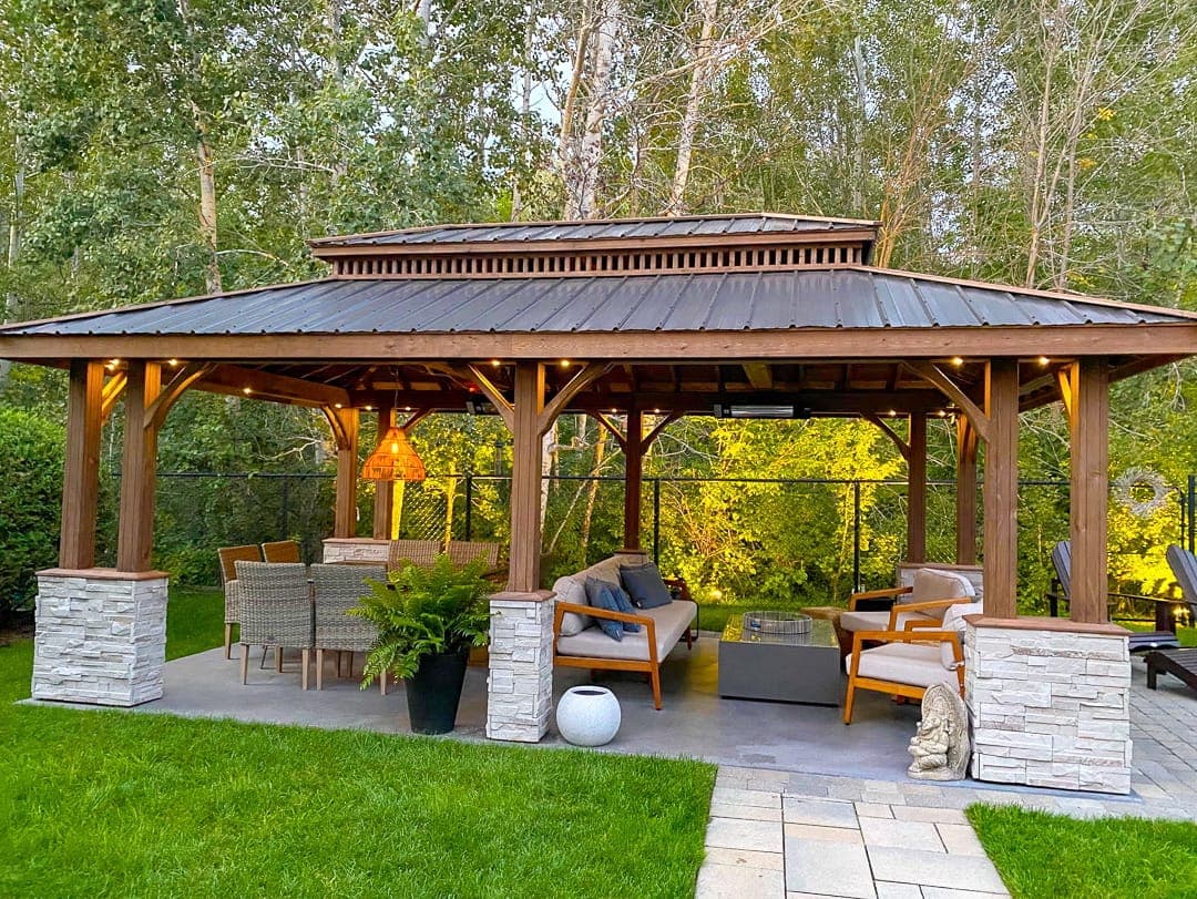 Gazebo ouvert en bois de cèdre modèle Urbain avec poteaux doubles et toit en tôle de l’entreprise Gazébec.