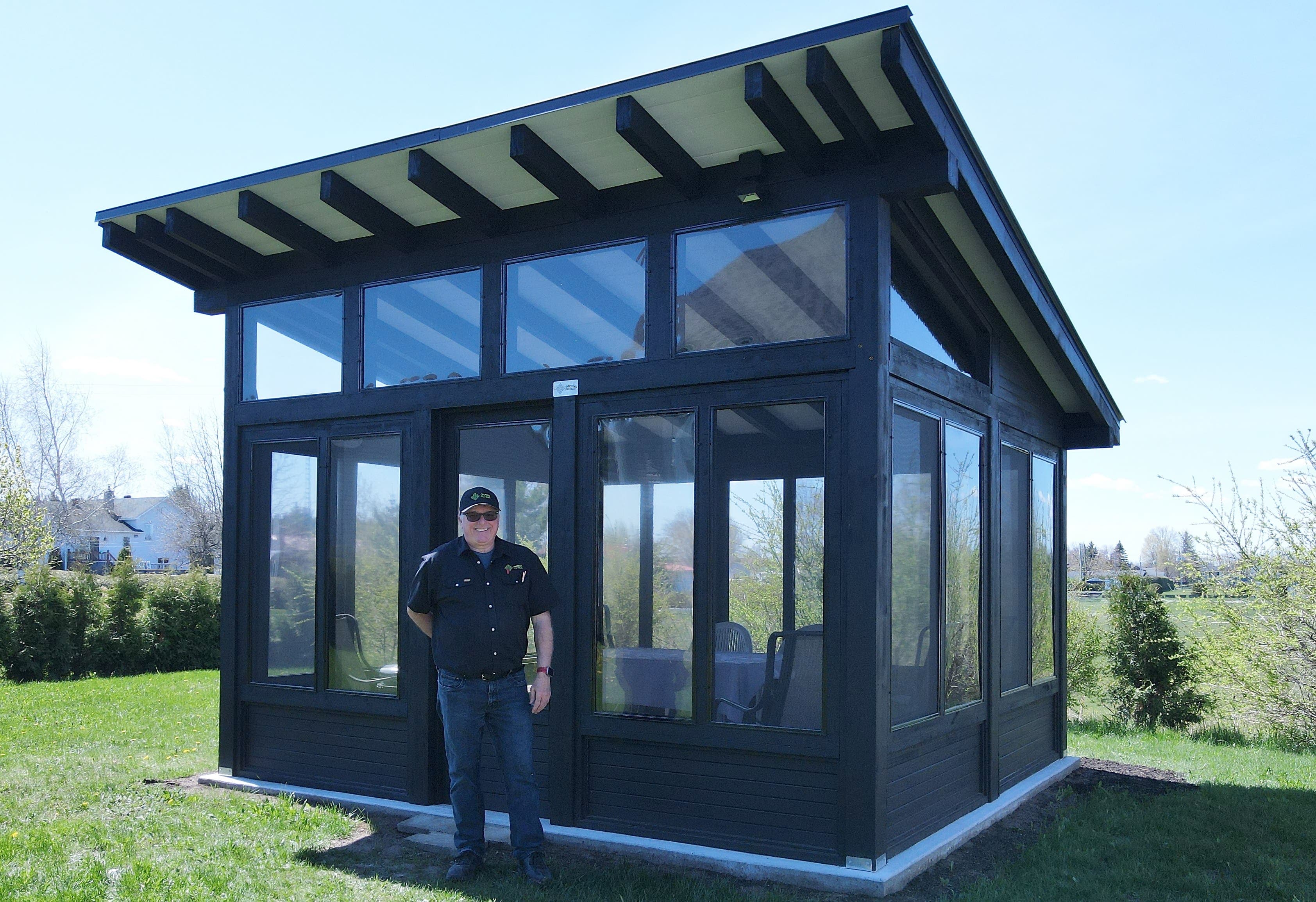 Richard Picard, propriétaire de Gazebo Pic-Bois à Victoriaville, pose à côté d’un gazebo modèle Un Versant (12 x 16 pieds) avec des fenêtres en polymère.