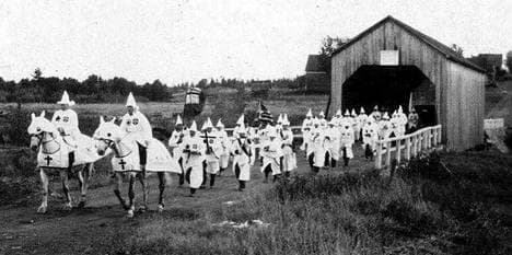 En 1927, des dizaines de membres du Ku Klux Klan se sont rassemblés à Benton au Nouveau-Brunswick.