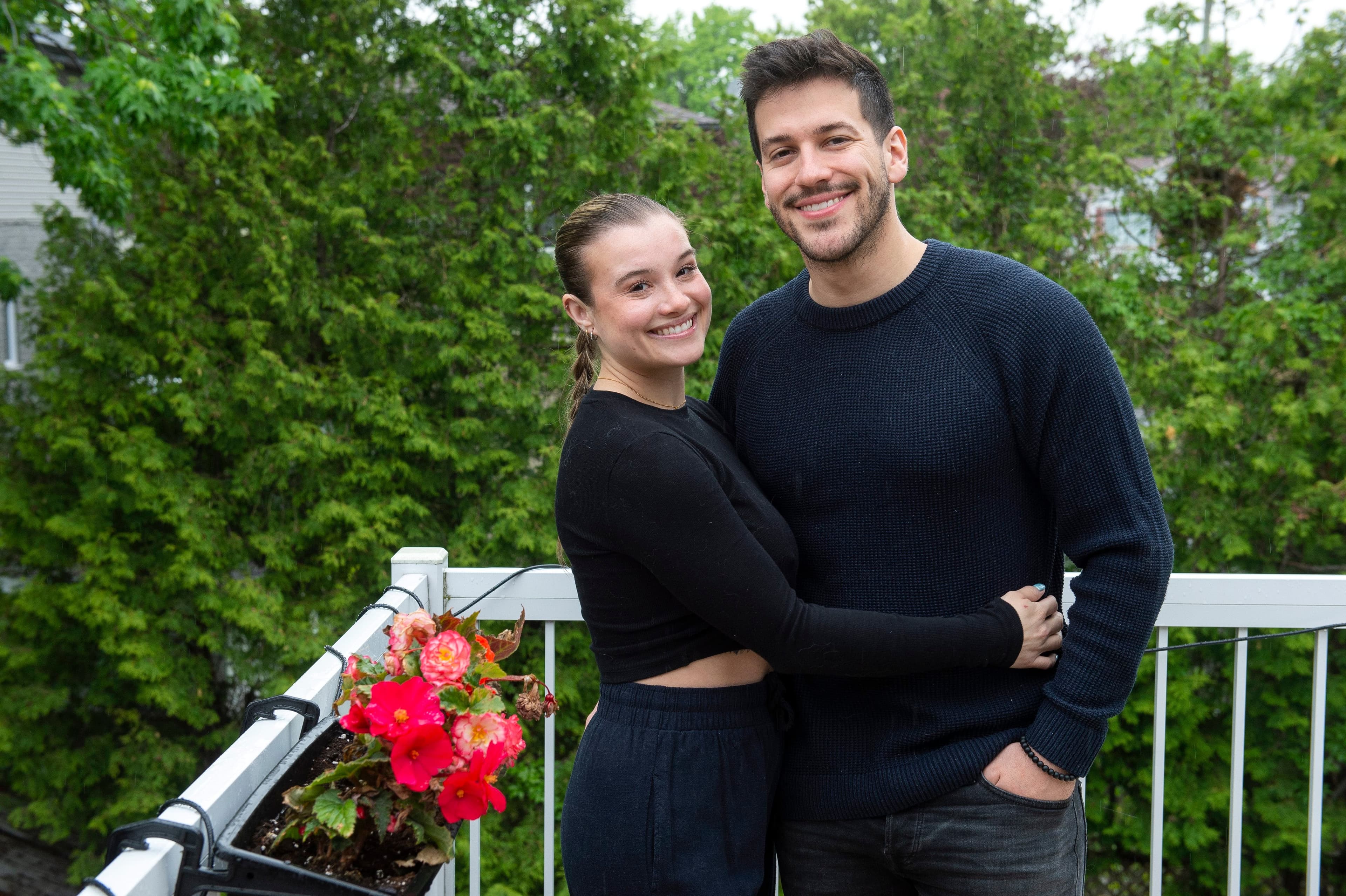 Claudie Mercier et Mathieu Pellerin, qui se sont rencontrés lors de leur passage à l’émission Après OD – Afrique du Sud en 2019, gagnent leur vie sur les réseaux sociaux. On les voit, ici, sur le balcon de leur résidence de Brossard.