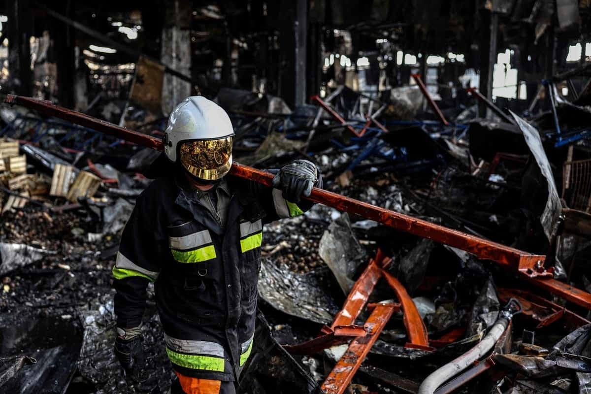 Un secouriste nettoie les ruines d'un dépôt de nourriture bombardé à Brovary, au nord de Kyïv.