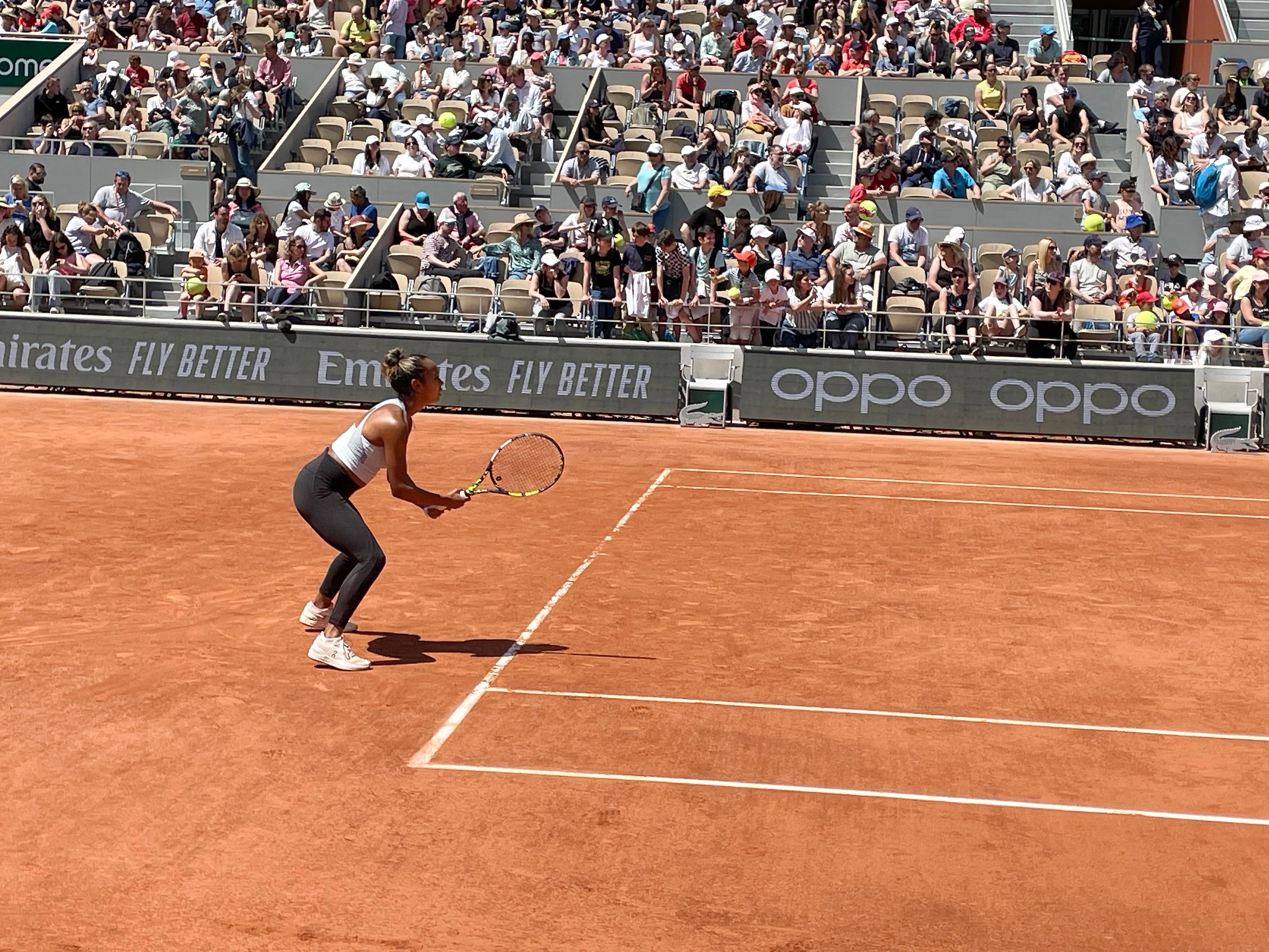 Leylah Fernandez a disputé une manche d'entraînement avec Caroline Garcia, samedi, sur le central Philippe-Chatrier à Roland-Garros.