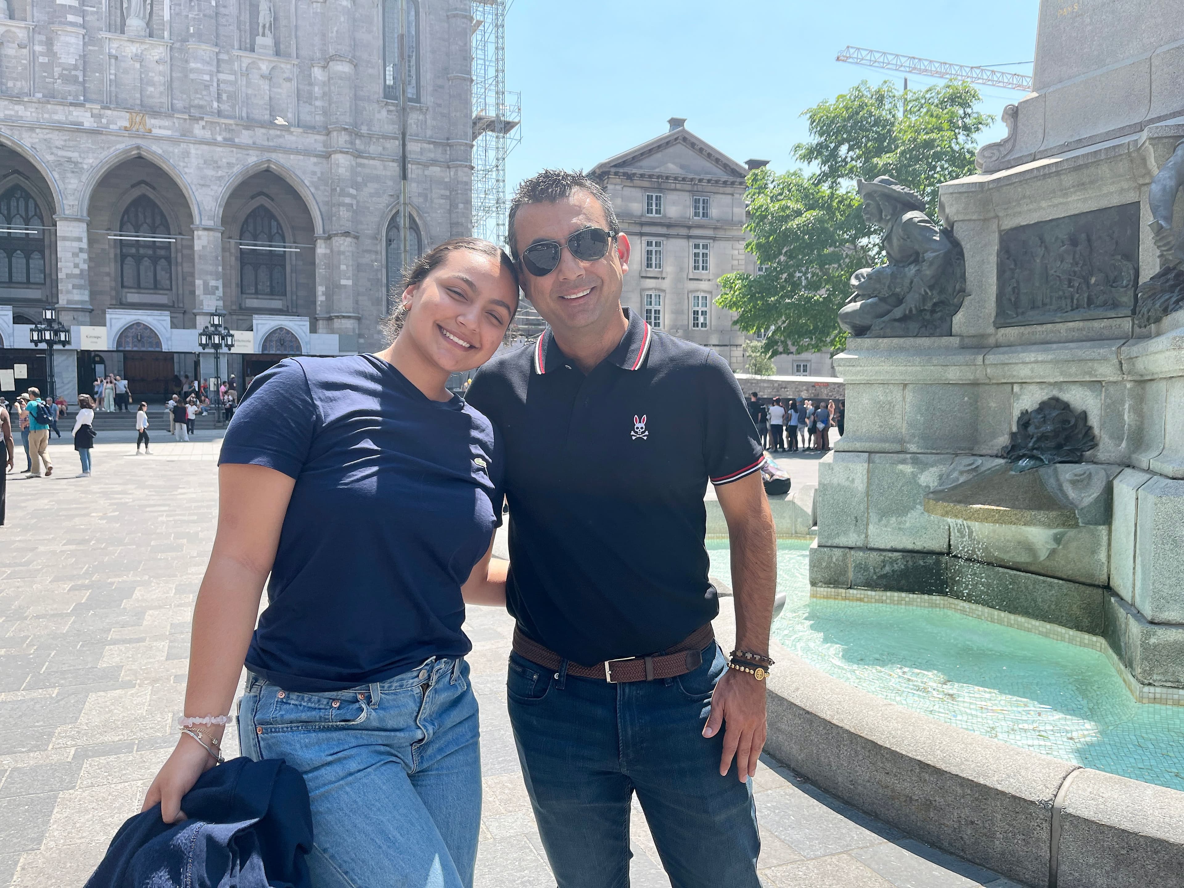 Safia Gomez et son père Sanin Gomez, originaires de la Colombie, ne s'attendaient pas à des températures aussi chaudes à Montréal en plein mois de mai.