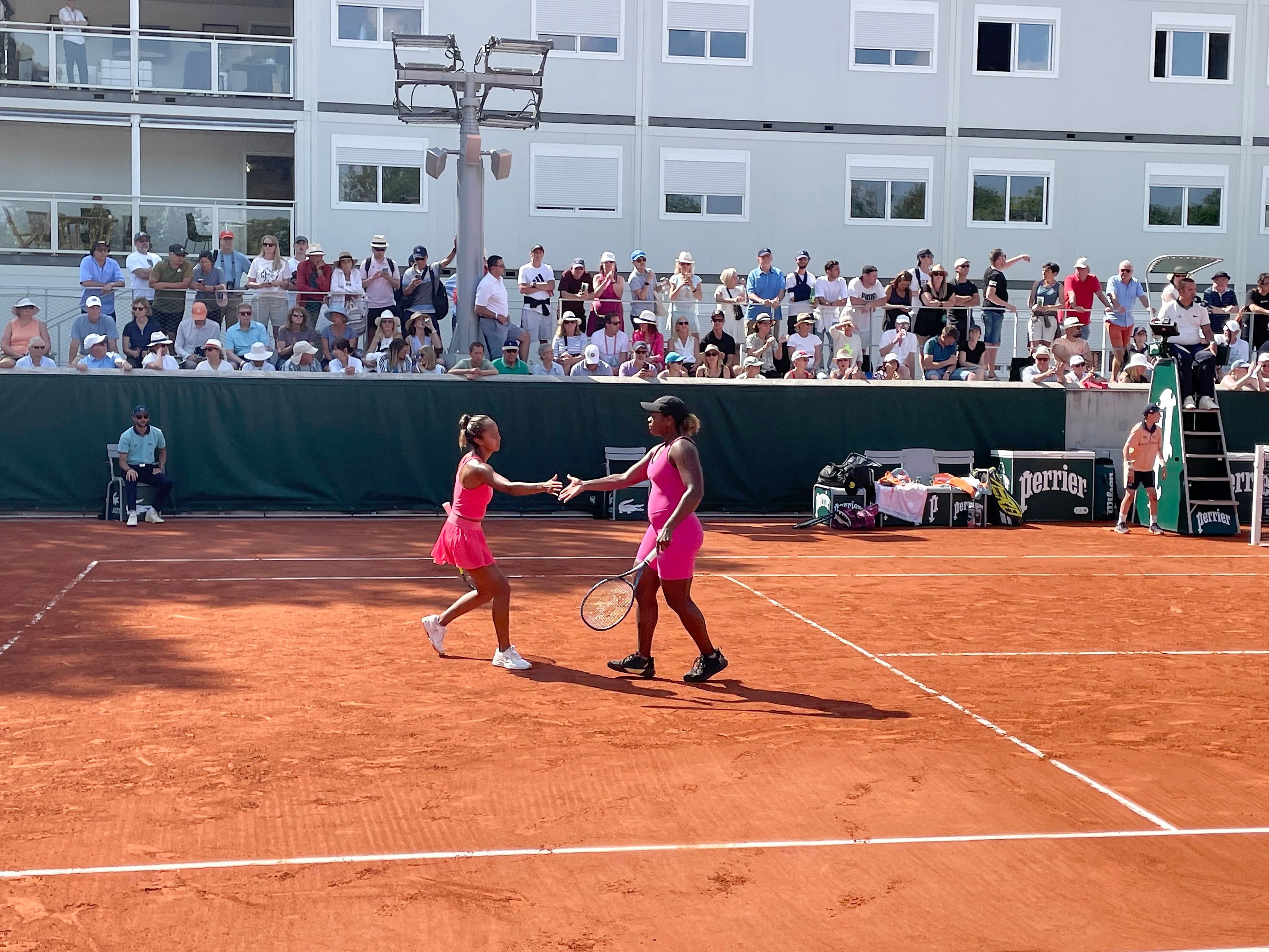 Leylah Annie Fernandez (à gauche) et Taylor Townsend lors d'un match de double féminin à Roland-Garros, jeudi.