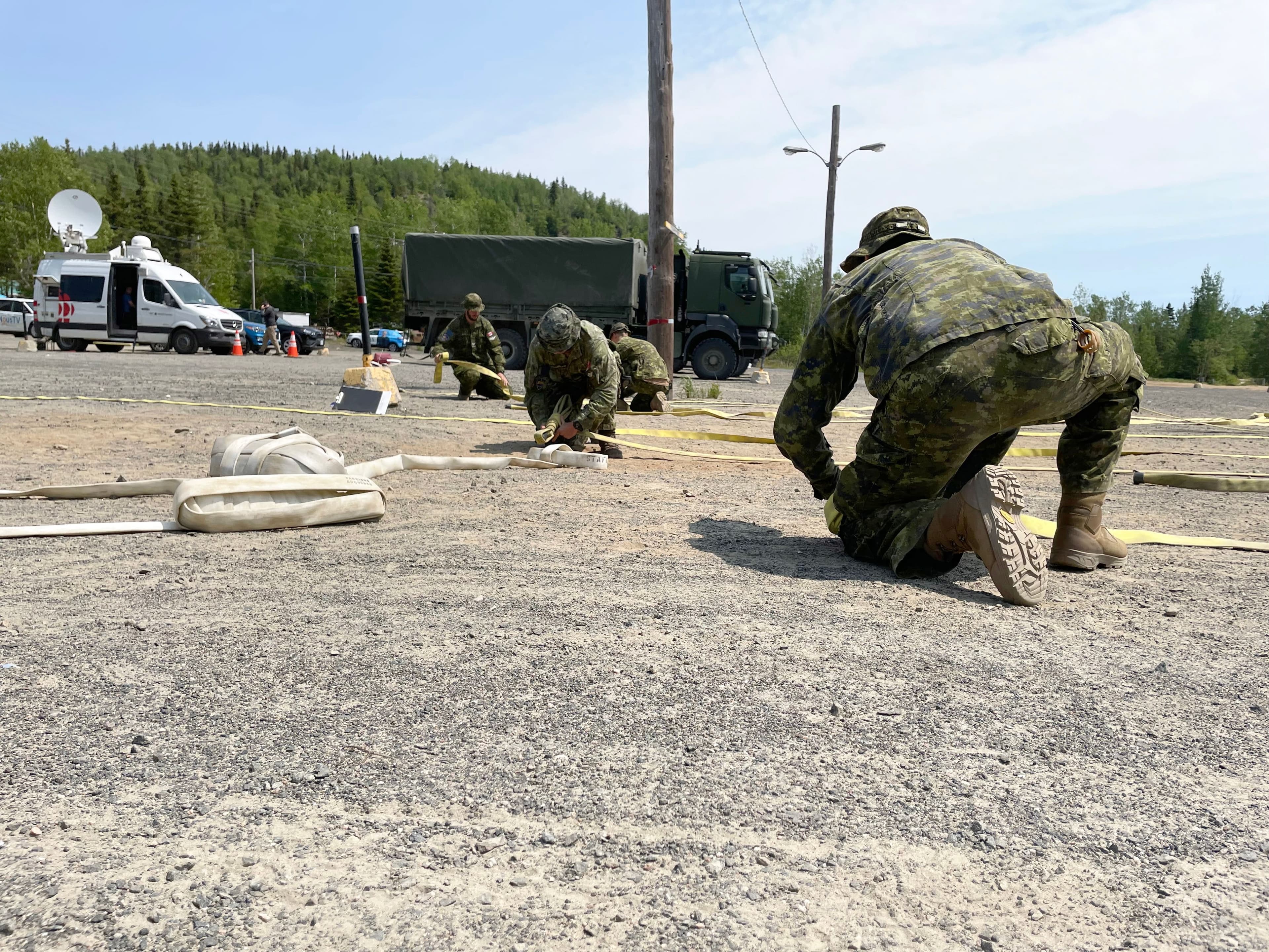Des dizaines de soldats étaient formés à la vitesse grand V à la Station récréotouristique Gallix, lundi, pour aider à achever les incendies sur la Côte-Nord.