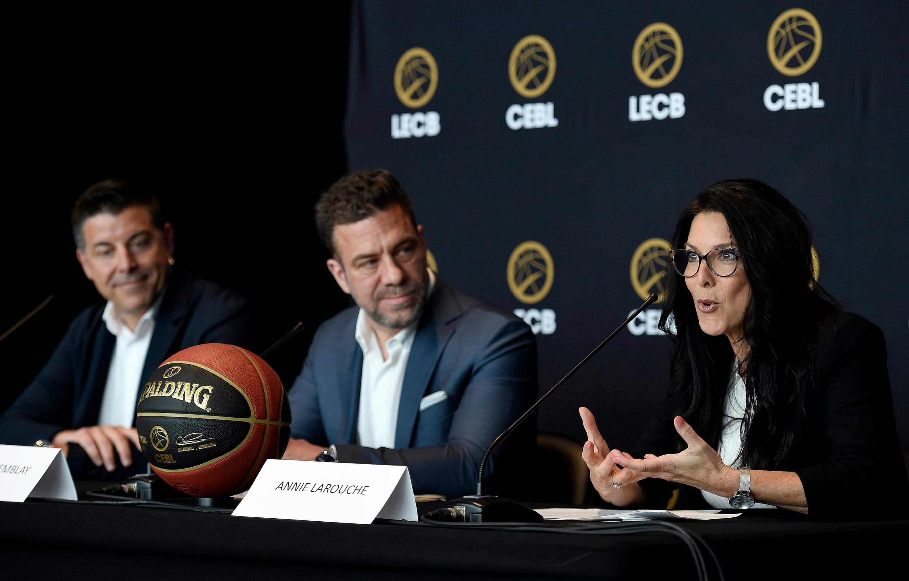 Mike Morreale, le commissaire de la LECB, Martin Tremblay, chef de l'exploitation du Groupe Sports et divertissement de Québec, et Annie Larouche, de l'Alliance de Montréal, lors de la conférence de presse annonçant la tenue du Duel Est-Ouest de la LECB au Centre Vidéotron, en juin dernier. L'événement aura lieu le 26 août prochain.