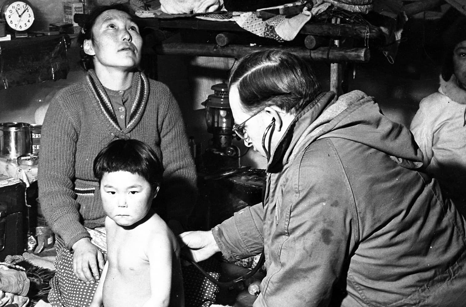 Le Dr Paul-Léon Rivard habitait Clova dans les années 1950. Dans Le Médecin du Nord, le cinéaste Jean Pallardy le suit dans sa pratique quotidienne, notamment auprès des Autochtones.