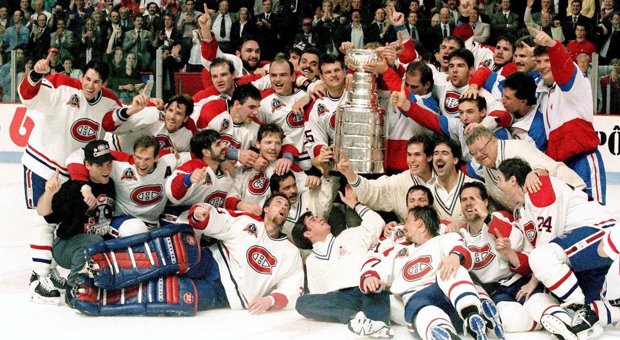 Cette photo a 30 ans. Le 9 juin 1993, des joueurs du Canadien posaient pour la dernière fois sur la glace, en compagnie de la coupe Stanley.