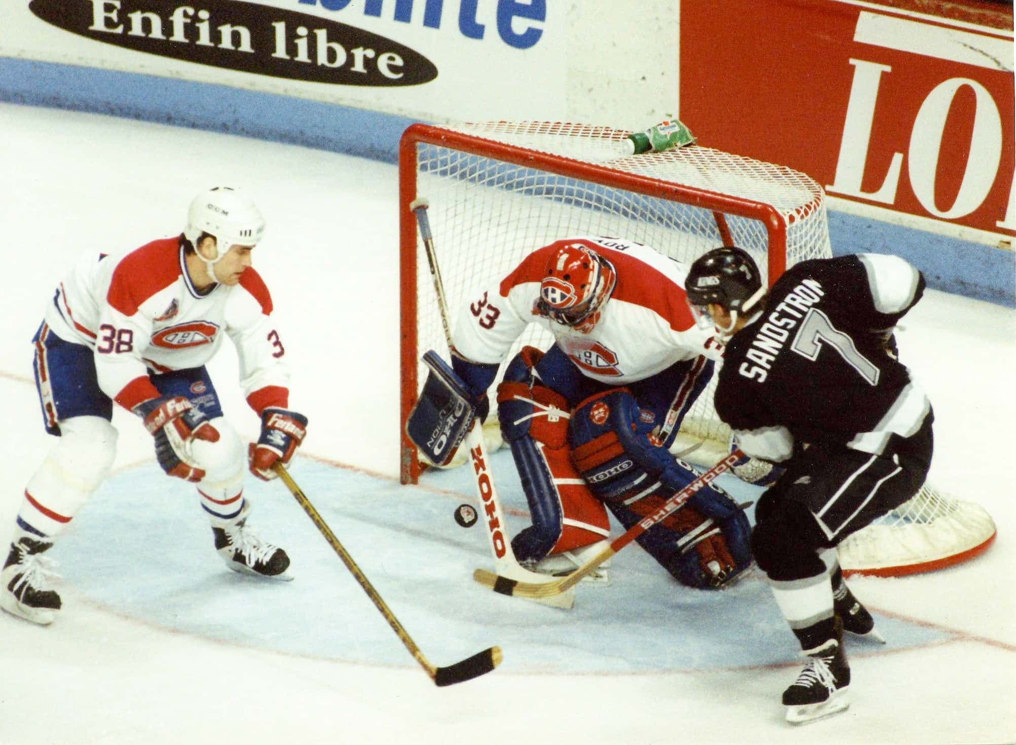 Tomas Sandstrom tente de déjouer Patrick Roy en finale de la Coupe Stanley, sous l'oeil de Sean Hill. Mais hormis durant le premier match, remporté par les Kings de Los Angeles, le numéro 33 se montrera intraitable. Il mettra la main sur le trophée Conn-Smythe, remis au joueur par excellence des séries, pour la deuxième fois de sa carrière.