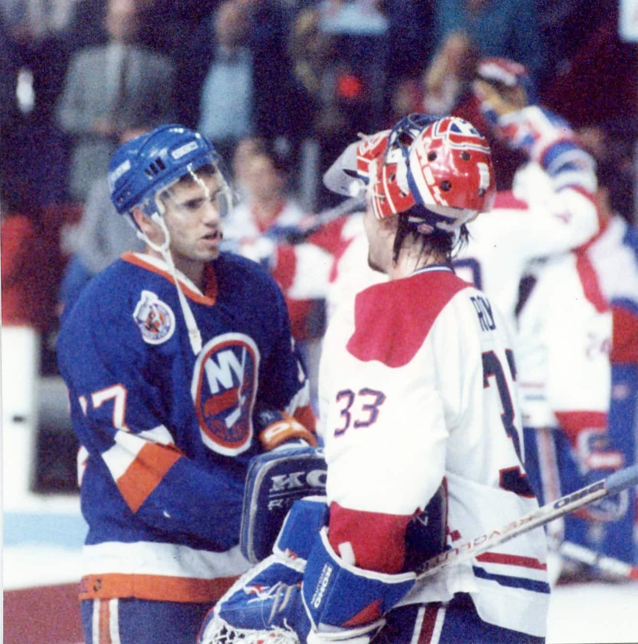 Après avoir éliminé les puissants Penguins de Pittsburgh, qui avaient remporté les deux dernières coupes Stanley, Pierre Turgeon et ses Islanders de New York se font montrer la porte de sortie par le Canadien, en finale d'association. On voit ici Turgeon qui serre la main de Patrick Roy au terme du cinquième et dernier match de la série.