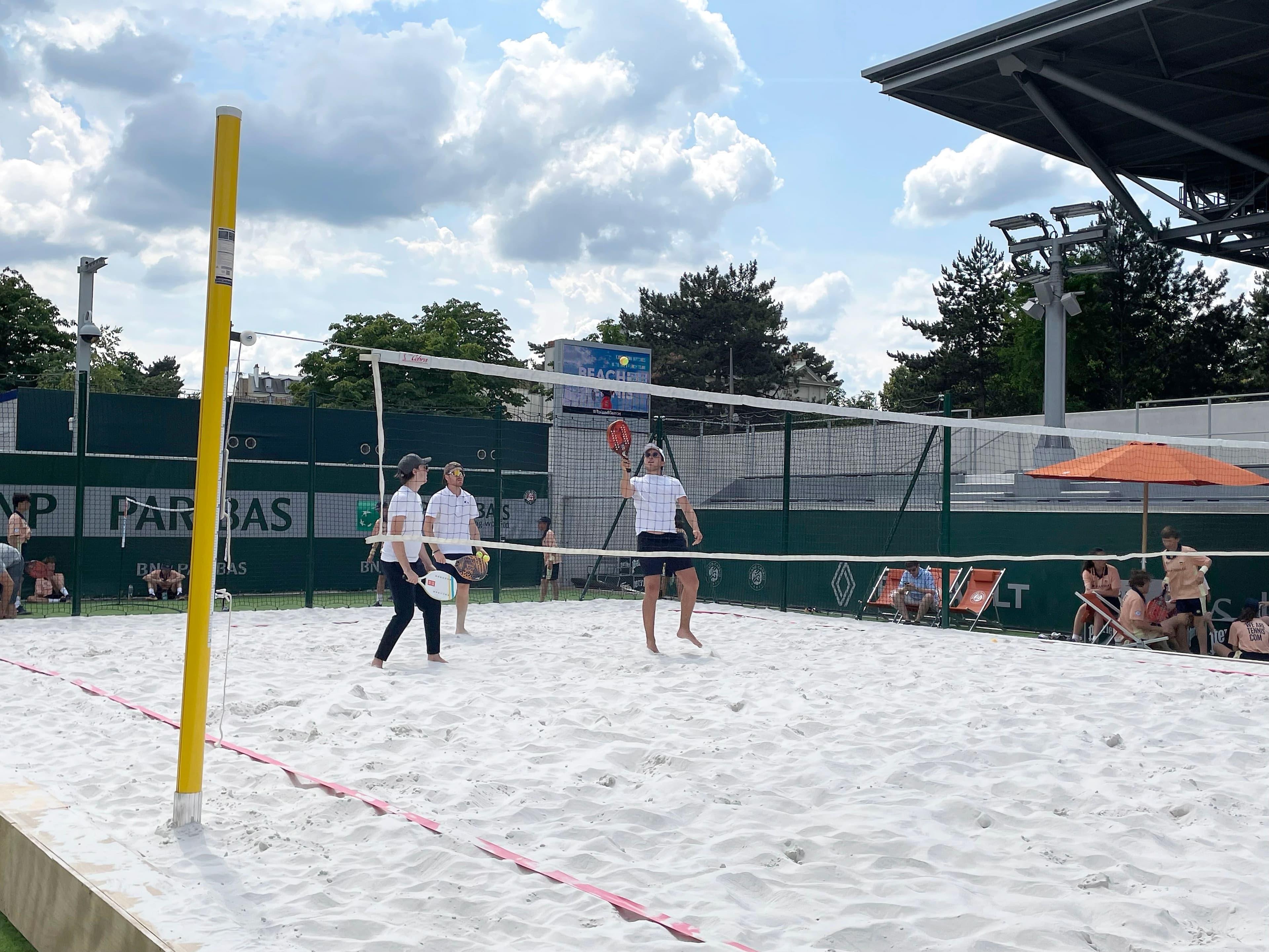 Durant les quatre derniers jours des Internationaux de France, les spectateurs ont pu se familiariser avec le beach tennis.