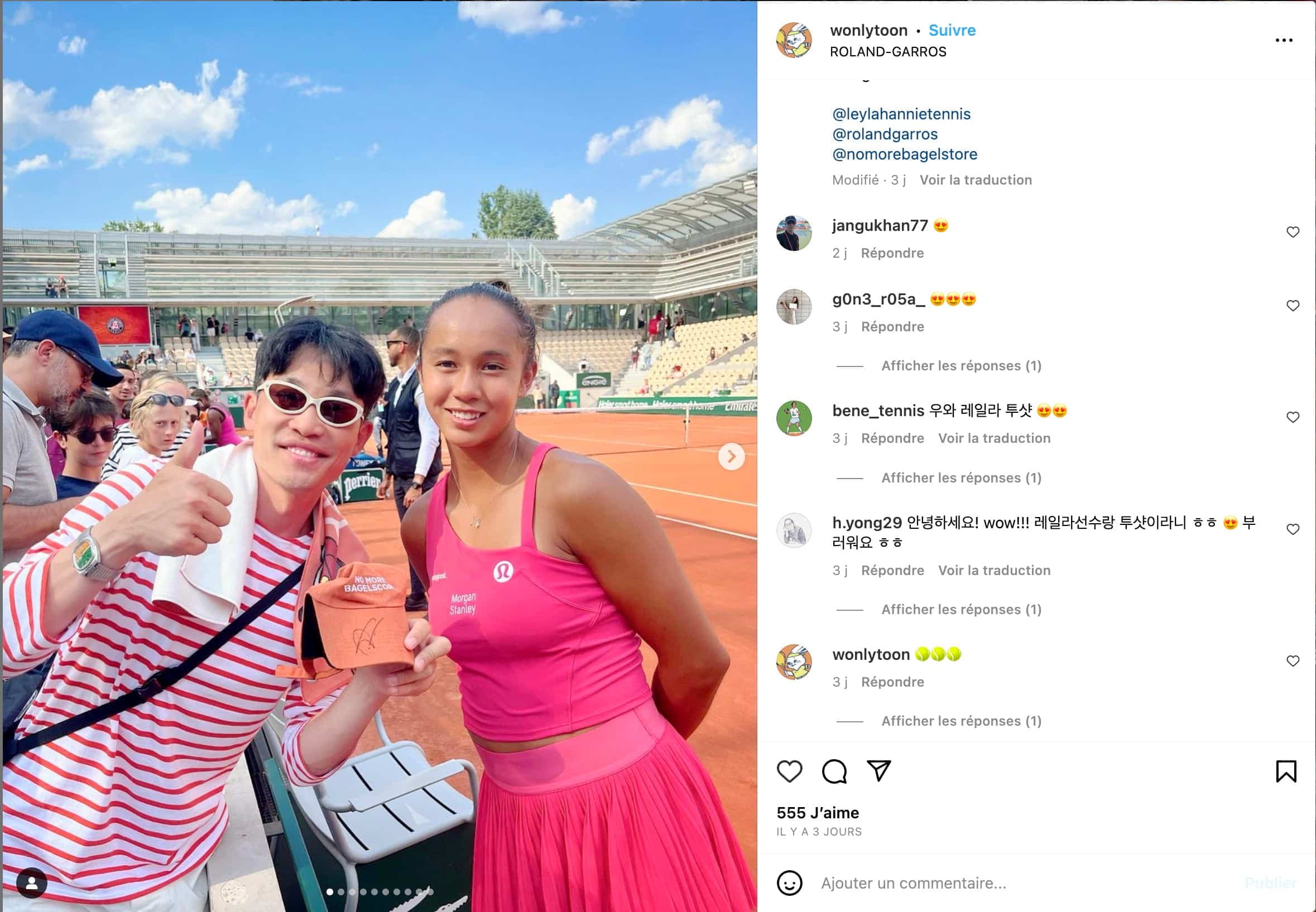 Leylah Annie Fernandez pose avec un amateur de tennis à Roland-Garros.