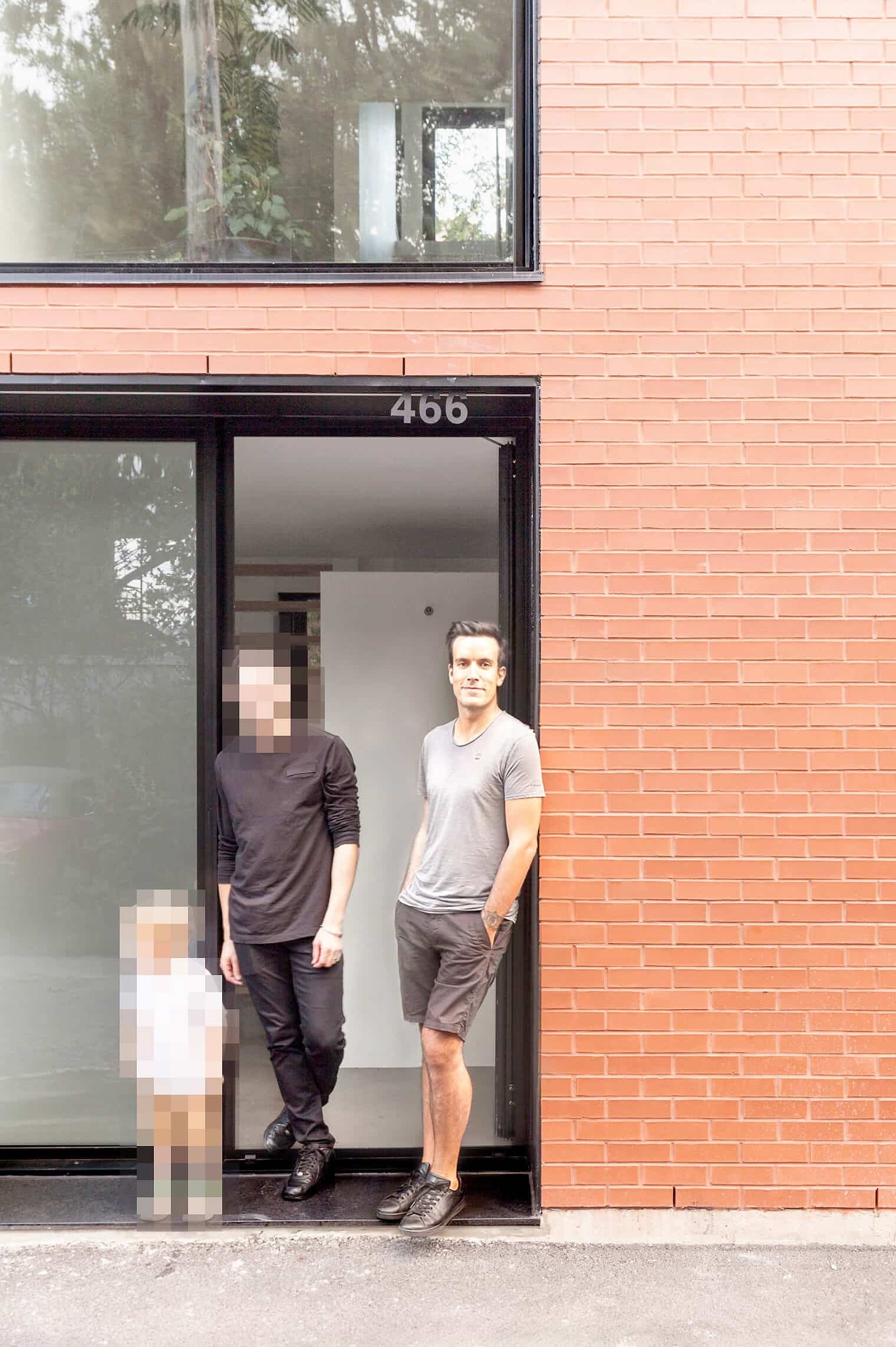 Nelson De Sousa, ici avec son conjoint et leur enfant, que nous avons cachés puisqu'ils ne sont pas liés au jugement du TAL. Ils posent devant leur luxueuse résidence, où la famille réside toujours sur Le Plateau-Mont-Royal et dont il est question dans le document de cour.