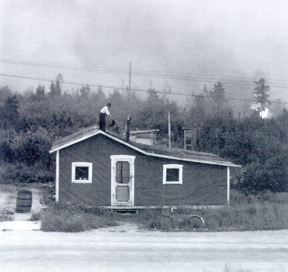 À Perron, un citoyen tente de sauver sa maison en l’arrosant. À l’arrière-plan, le feu de Pascalis le 7 juillet 1944.