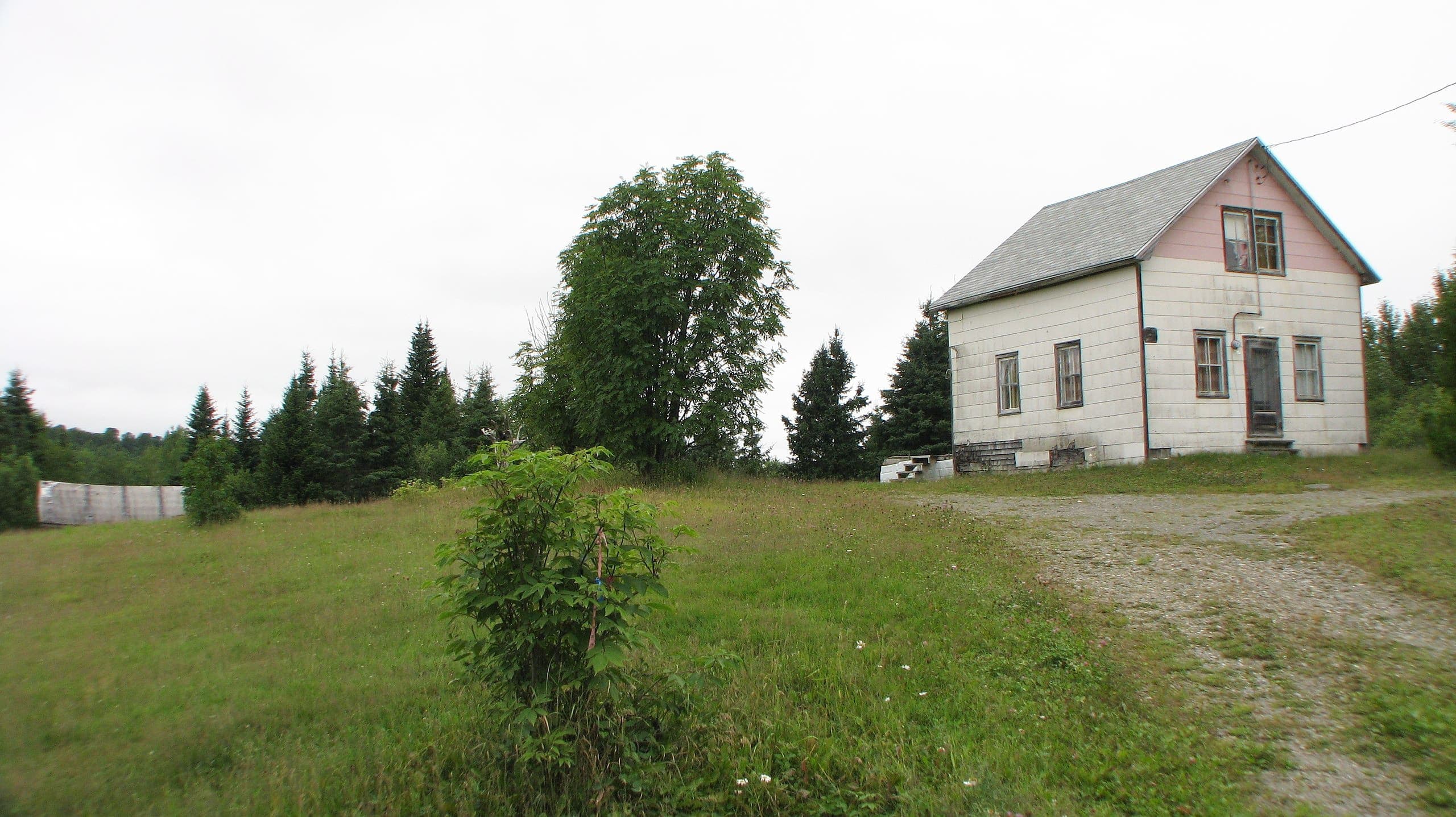 Une maison de colonisation de Saint-Nil, en Gaspésie, qui a survécu à la fermeture du village. Le village est né en 1934 et a été fermé en 1974.