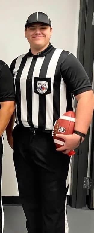 William Dallaire dans son uniforme d'arbitre au football.
