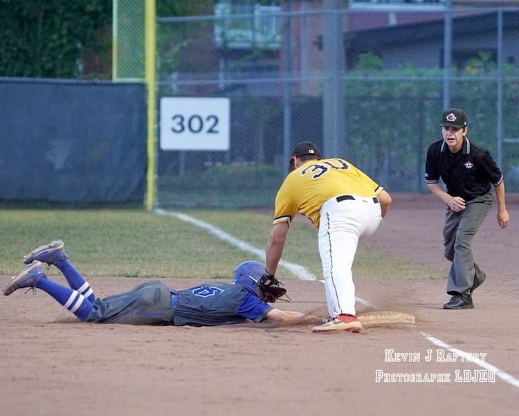 Jacob Gauthier arbitre un match de la Ligue de baseball junior élite du Québec.