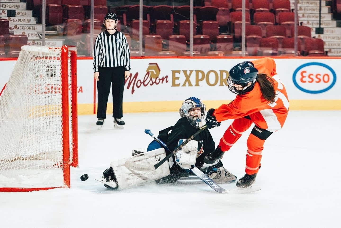 L'arbitre Mégane Beaudoin lors des finales de la Célébration Caroline Ouellette, au Centre Bell de Montréal, le 18 décembre 2022.