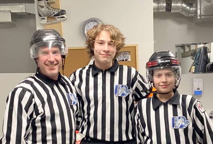 Un trio familial d'arbitres: le père Dominic Tremblay et ses garçons, Charles-Antoine et Mathys.