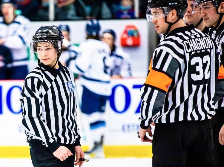 Charles-Antoine Tremblay avait partagé la glace avec des arbitres de la LHJMQ avant un match du Phoenix de Sherbrooke en 2022.
