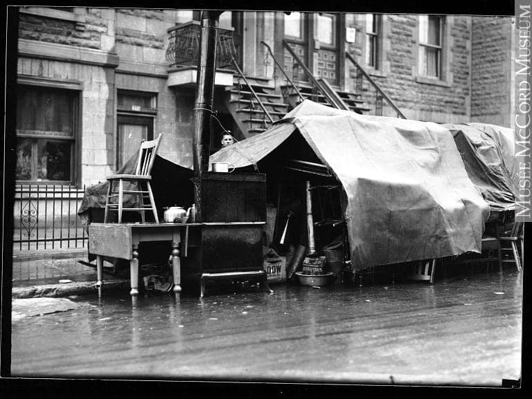 « Ça va venir, ça va venir… ne décourageons-nous pas », chantait la Bolduc. Malheureusement dans les années 1930, des milliers de familles sans revenu vont devoir quitter leur logement, incapables de payer pour leur loyer.