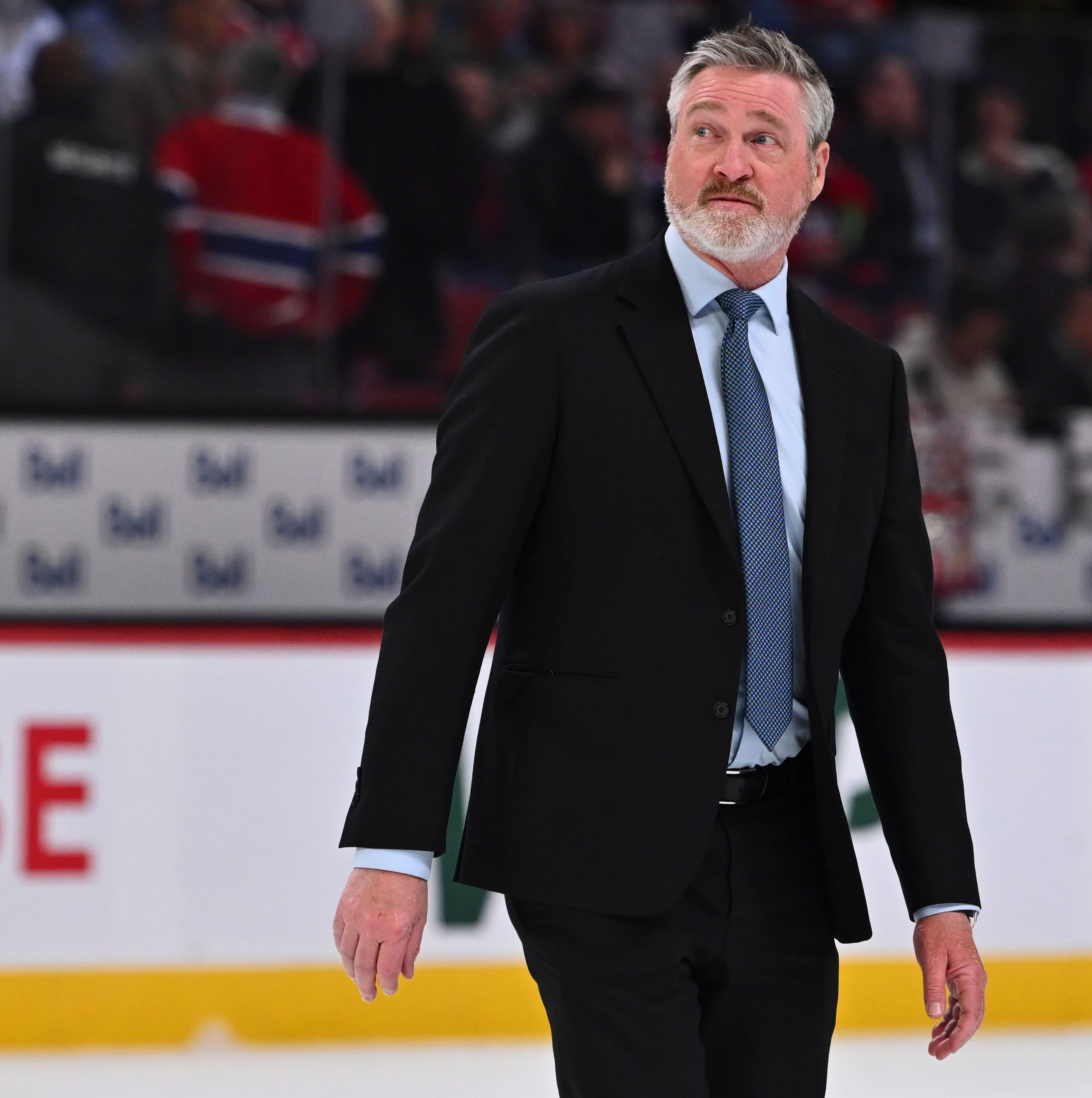 Patrick Roy quittant la glace du Centre Bell après la deuxième période du match entre le Canadien et les Islanders, le 26 février au Centre Bell. Le Québécois était alors l’entraîneur-chef de la formation new-yorkaise.
