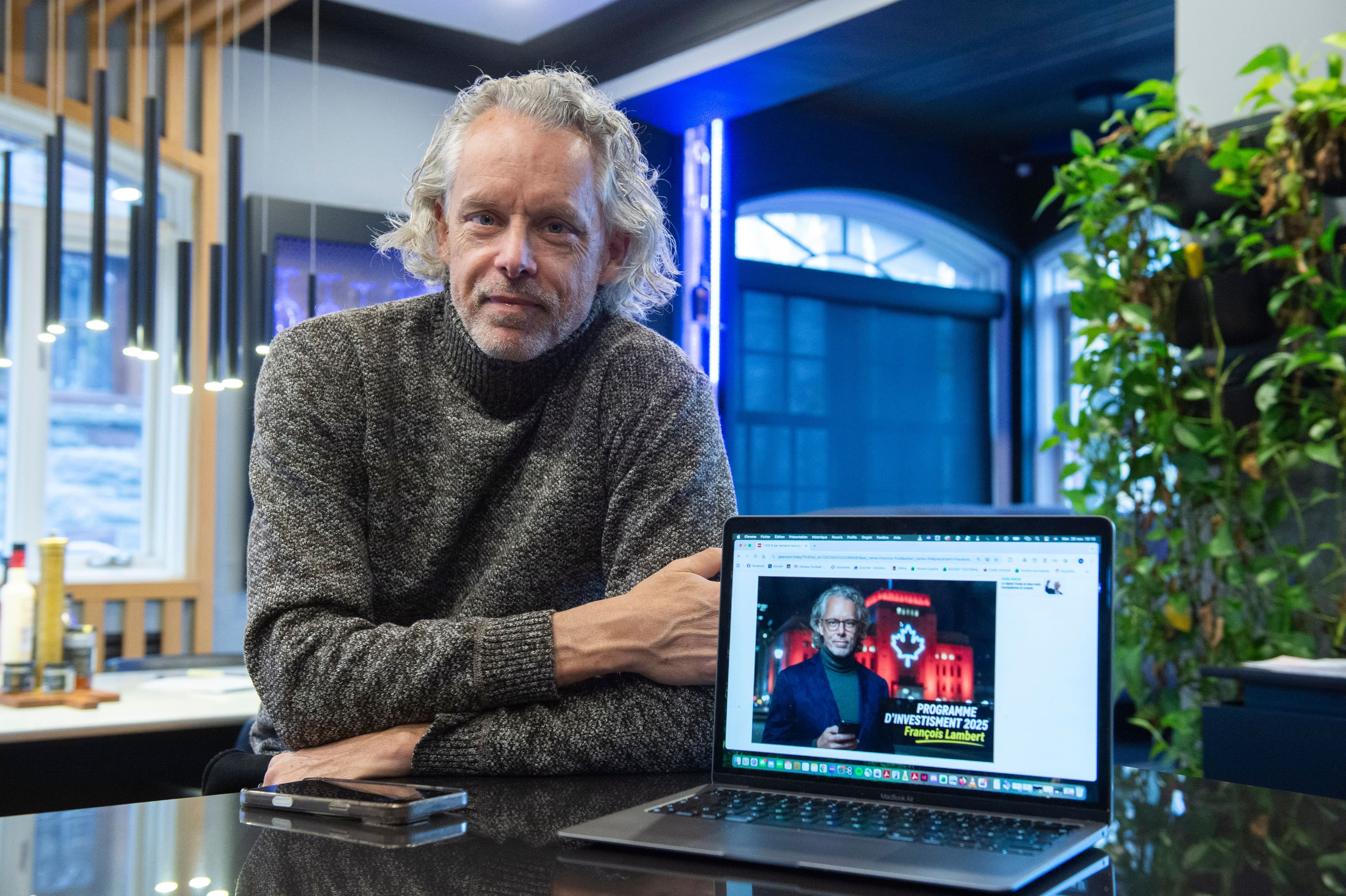 L'homme d'affaires François Lambert dénonce le fait que son identité a été utilisée pour une arnaque de cryptomonnaie diffusée sur Facebook. Il pose à côté de la page web frauduleuse le mettant en scène.