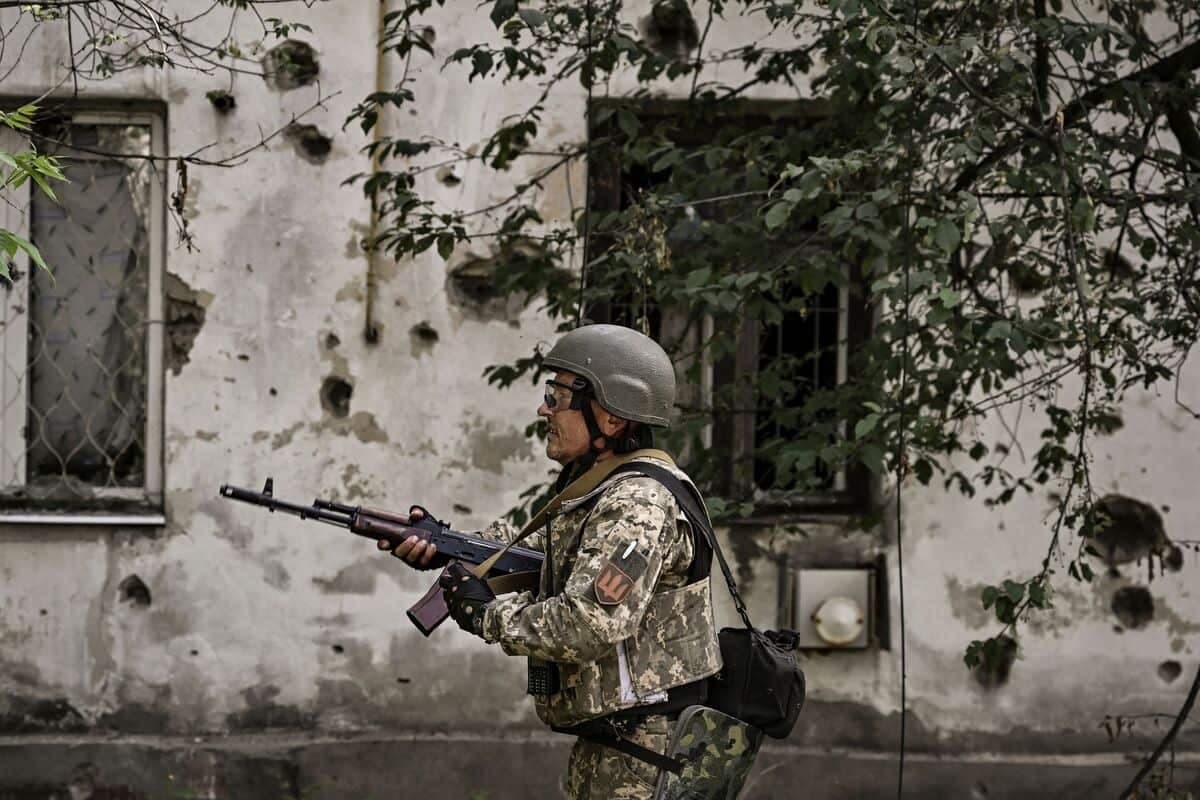 Un militaire ukrainien marche au coeur de la ville de Lysychansk, dans la région du Donbass.