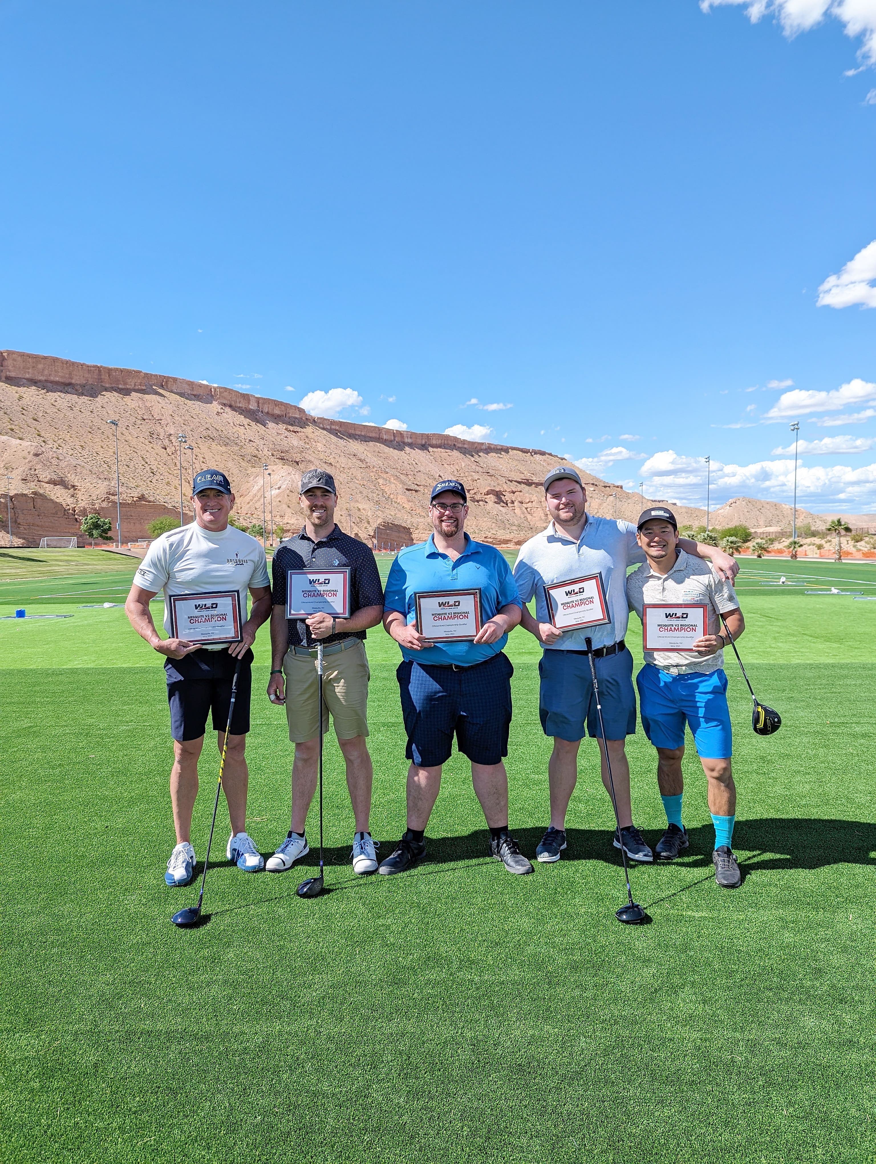 Le golfeur québécois Gabriel Caron-Landry a obtenu son billet pour le Championnat du monde de «Long Drive» lors de sa qualification à Mesquite, au Nevada, en mai 2023. Il est entouré d’autres puissants cogneurs qui participeront à l’événement prévu en octobre, à Atlanta. COURTOISIE GABRIEL CARON-LANDRY