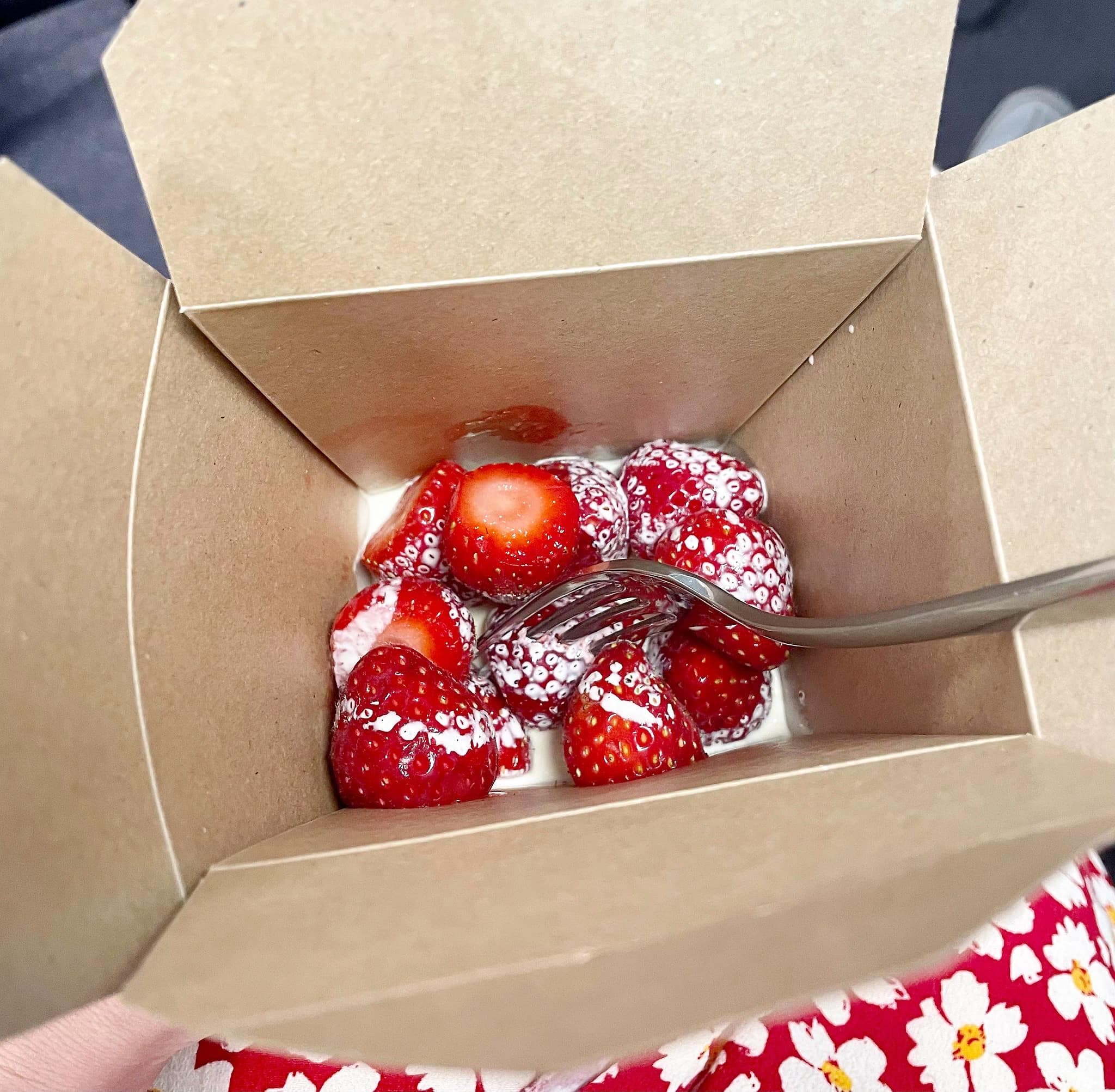 Des fraises à la crème de Wimbledon, achetées... au restaurant des médias, compte tenu de la longue file devant le kiosque sur le site, mardi. Nous ne sommes toutefois pas certains d'avoir mis le bon dosage de crème!