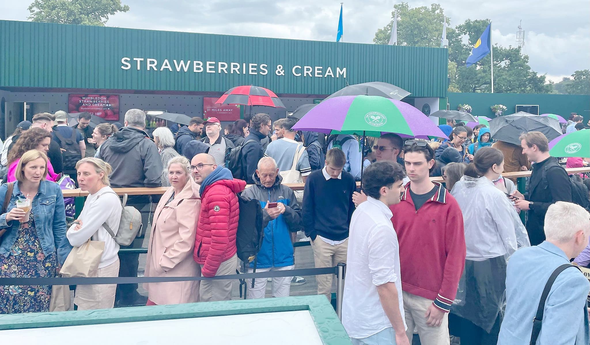 Les spectateurs au All England Club avaient pris d'assaut le kiosque réservé aux fraises et à la crème mardi, lorsque la majorité des matchs de la journée ont été annulés par la pluie.