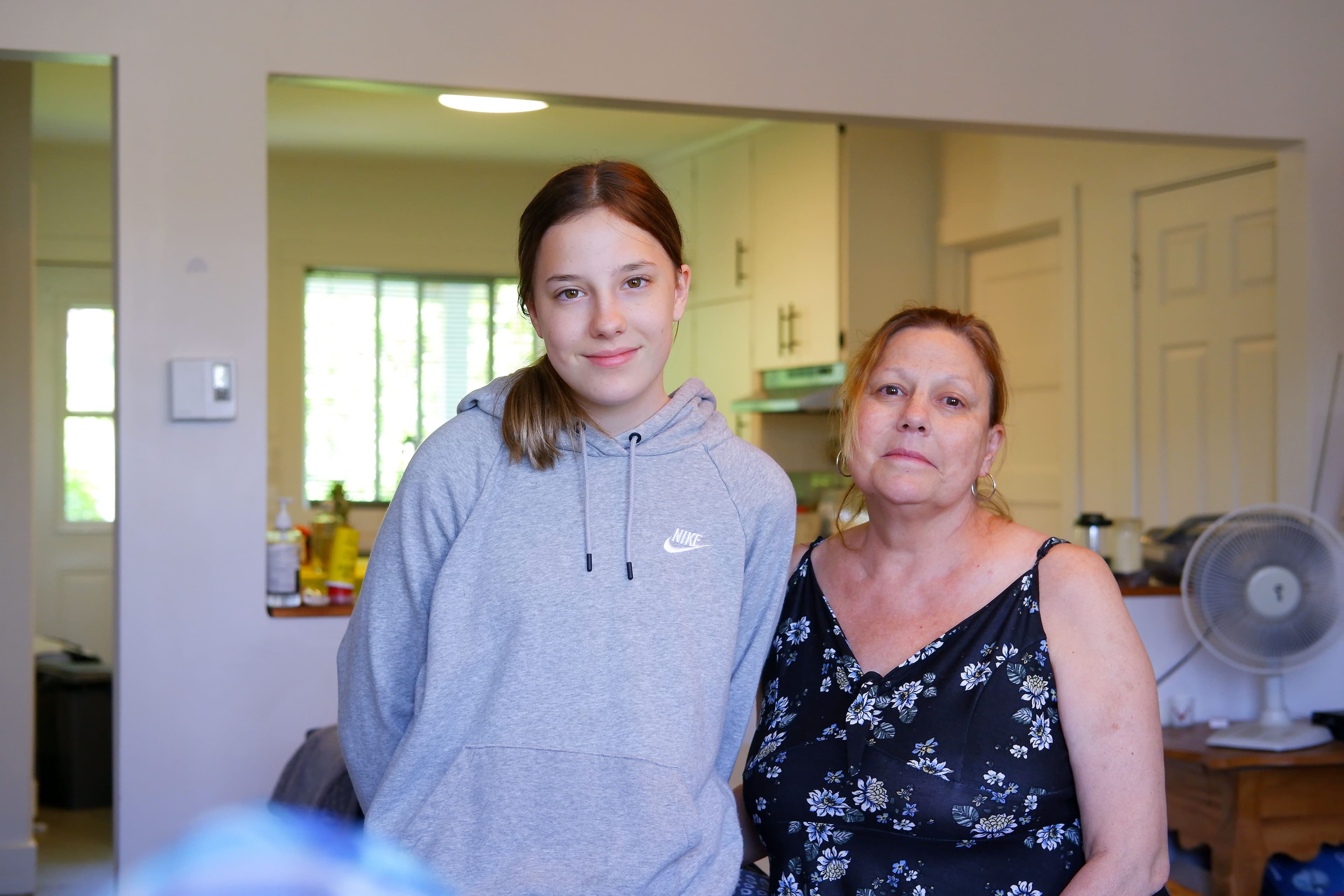 Clémence Desjardins, 13 ans, et sa mère Annie Desjardins, 50 ans, dans leur logement à Sainte-Agathe-des-Monts, ont de la difficulté à boucler les fins de mois.
