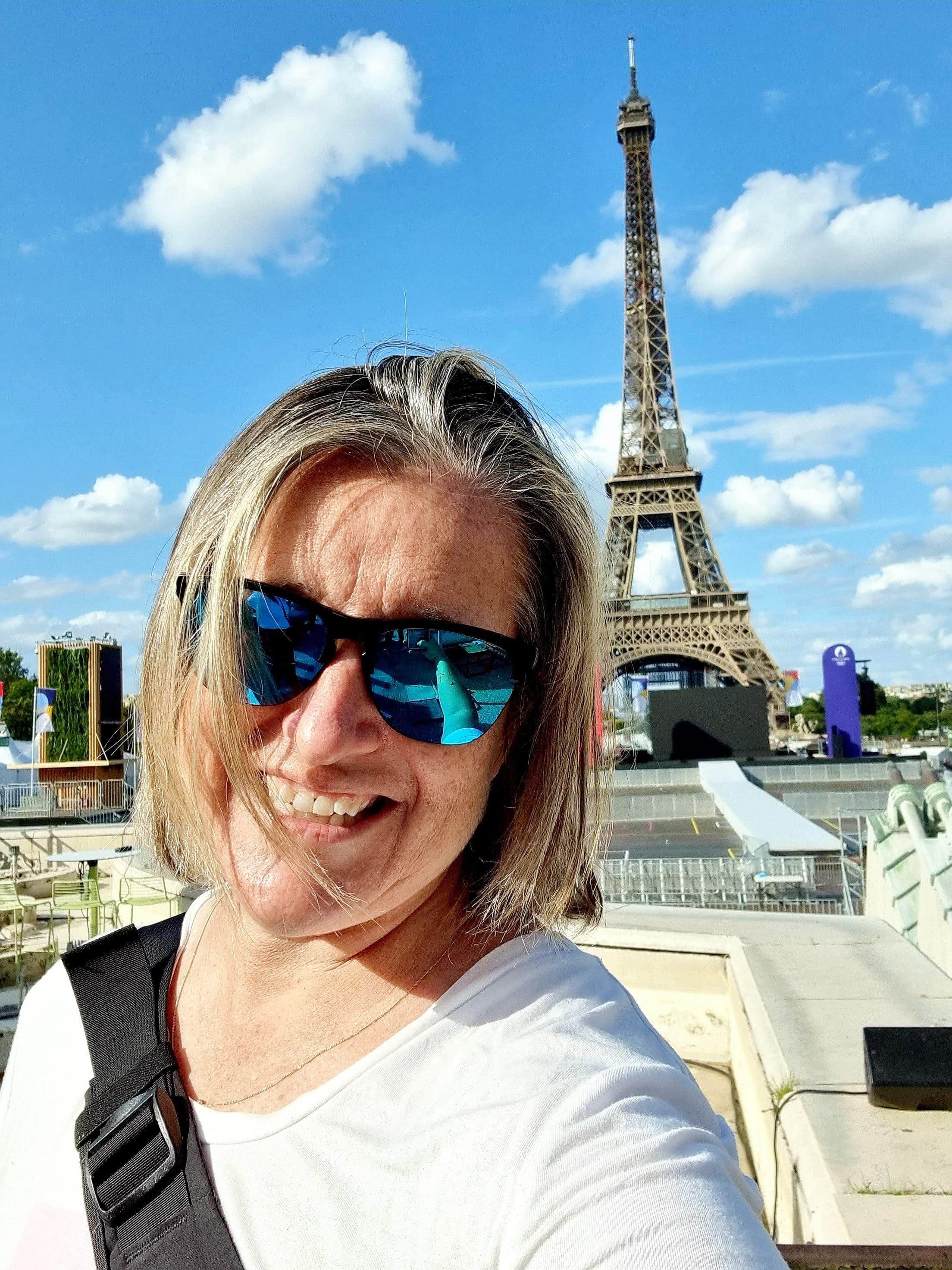 La Québécoise Brigitte Légaré, près de la tour Effeil, sur le site de Trocadéro, lieu de départ et d'arrivée des épreuves de cyclisme en ligne et de marche qui ont auront lieu aux Jeux olympiques de Paris 2024.