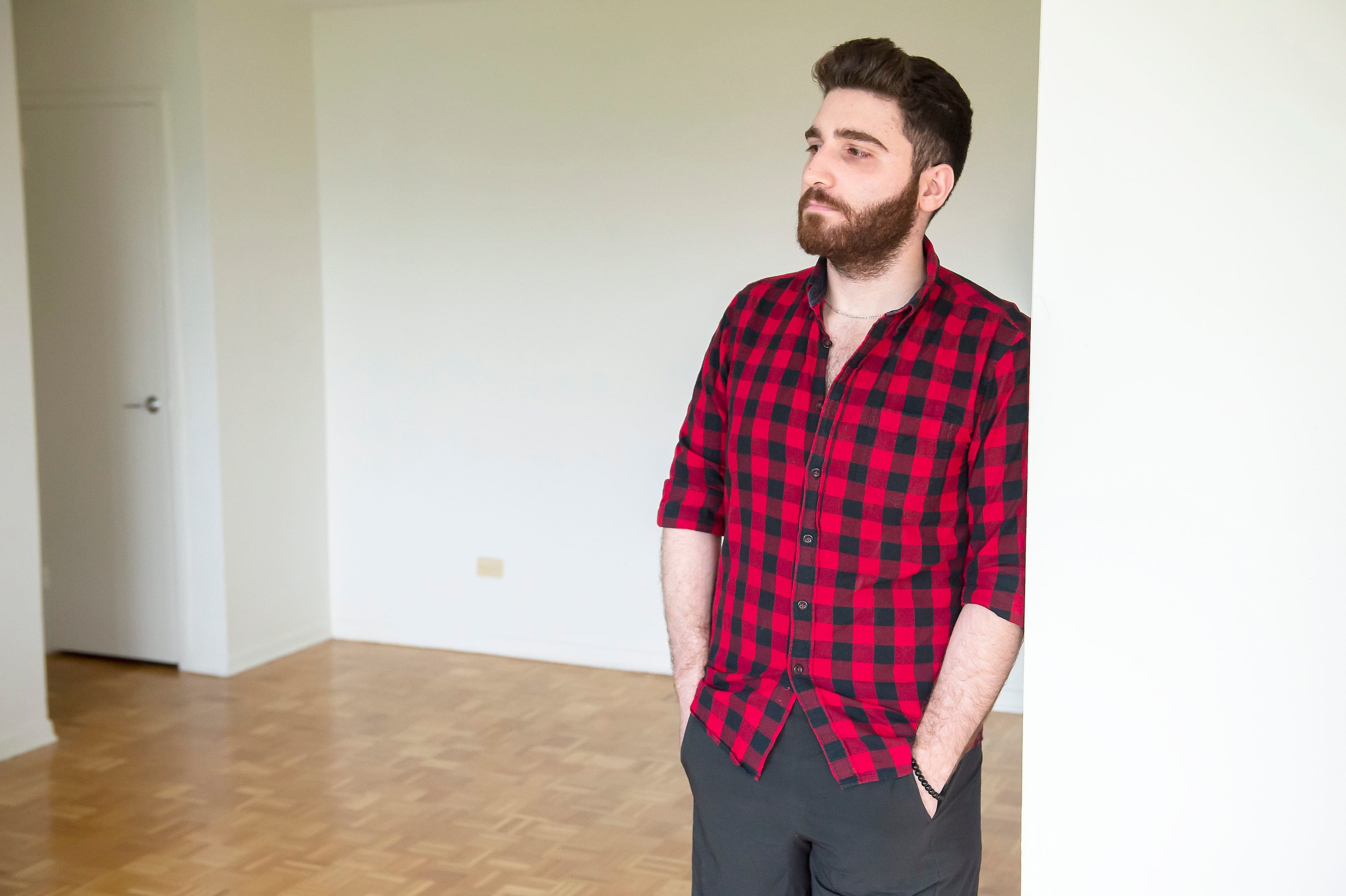 Ali Khalaf, entré au Canada comme étudiant étranger, vit dans un appartement presque vide parce que l'argent de ses meubles lui a été volé dans son compte bancaire.