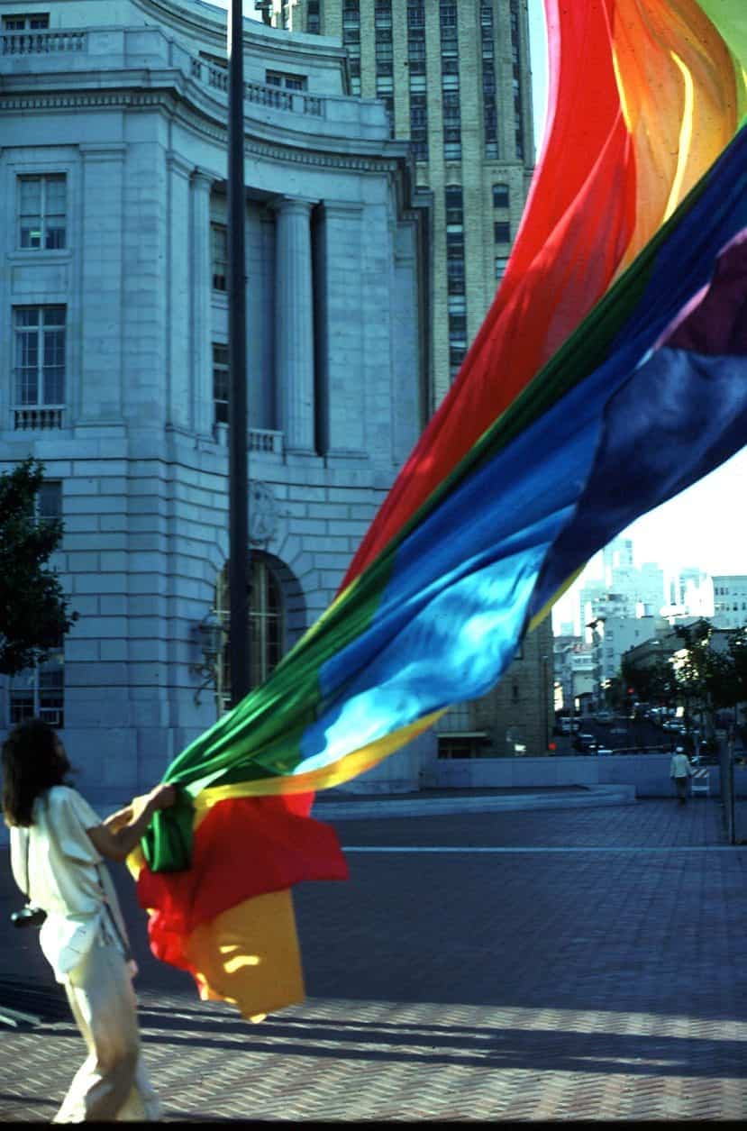 L’origine du drapeau arc-en-ciel est bien mal connue. Créé par Gilbert Baler pour la Gay Freedom Parade de San Francisco en 1978, ce drapeau est aujourd’hui
largement utilisé à l’occasion de la grande fête de la Fierté ici, à Montréal, et partout dans le monde.