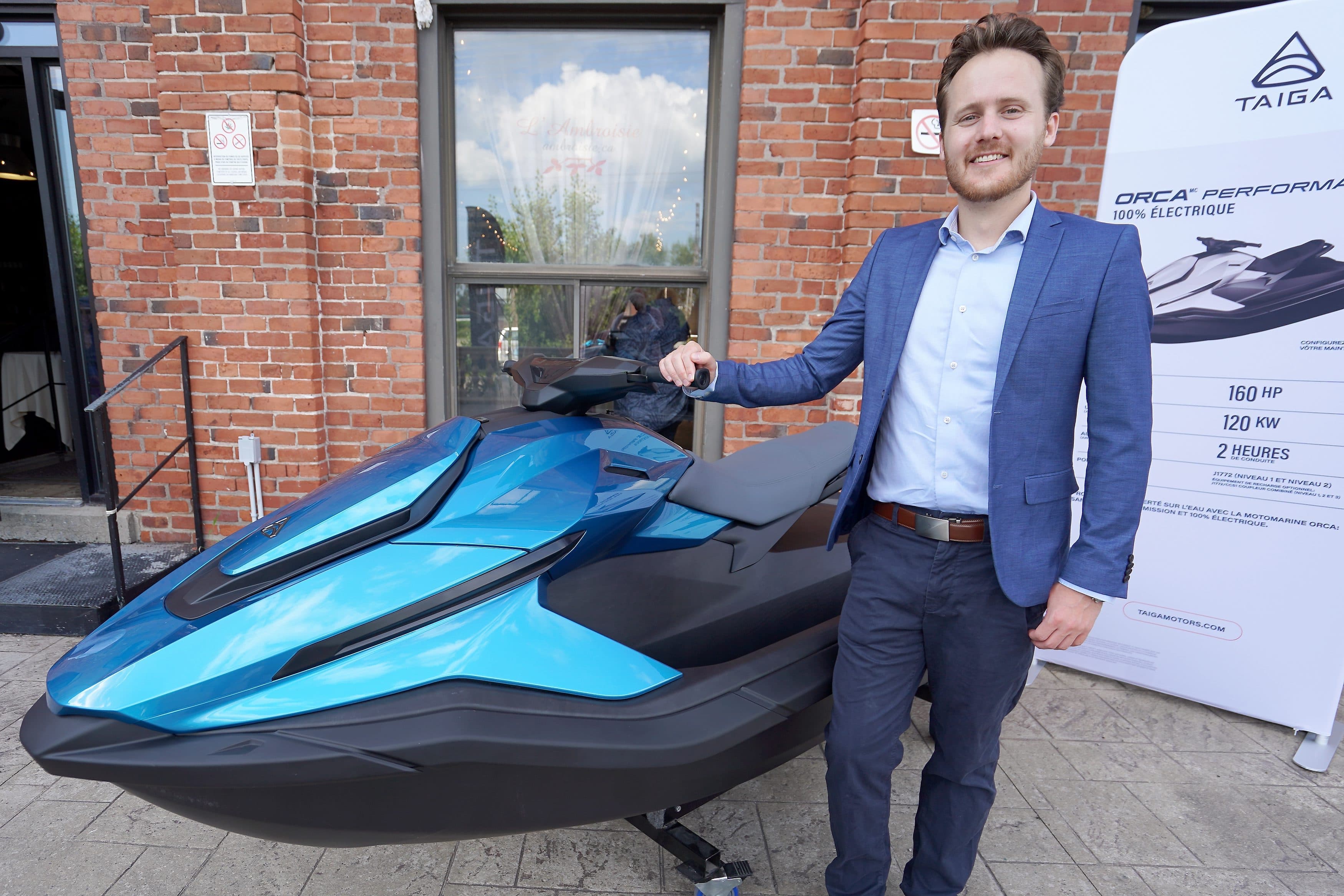 Samuel Bruneau, PDG de Taiga Motors, devant la motomarine Orca Performance