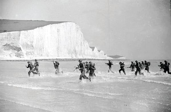 Parmi les 5000 Canadiens qui participent au raid de Dieppe figurent 584 Canadiens français du régiment des Fusiliers Mont-Royal. Censés servir de force de réserve, ils sont très tôt envoyés dans la bataille et subiront de lourdes pertes. On les voit ici lors d’un exercice d’entraînement sur les côtes d’Angleterre.