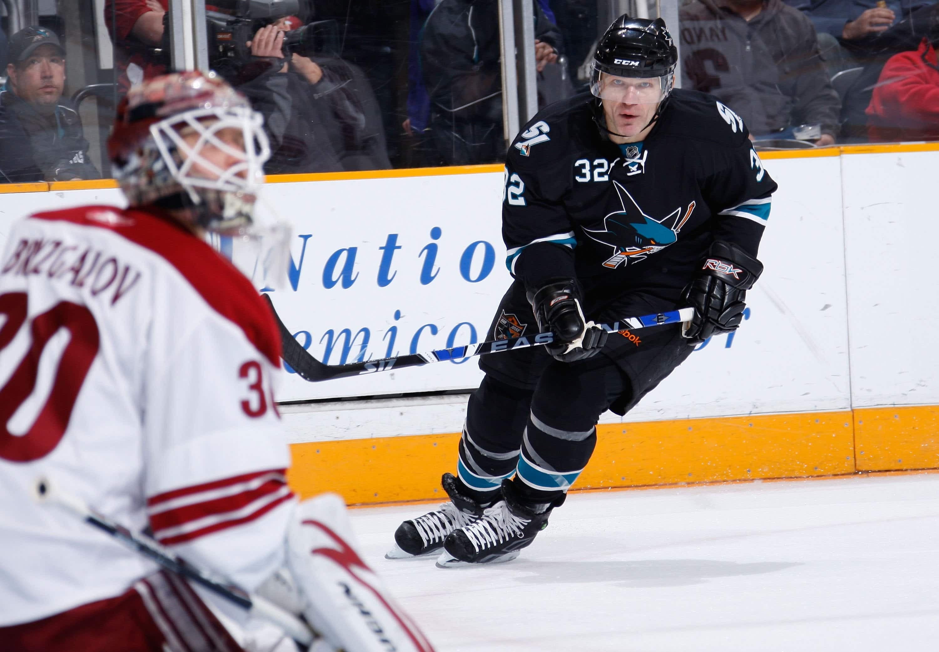 Claude Lemieux a effectué un retour inattendu dans la LNH avec les Sharks en janvier 2009, à 43 ans, après six années loin du grand circuit.